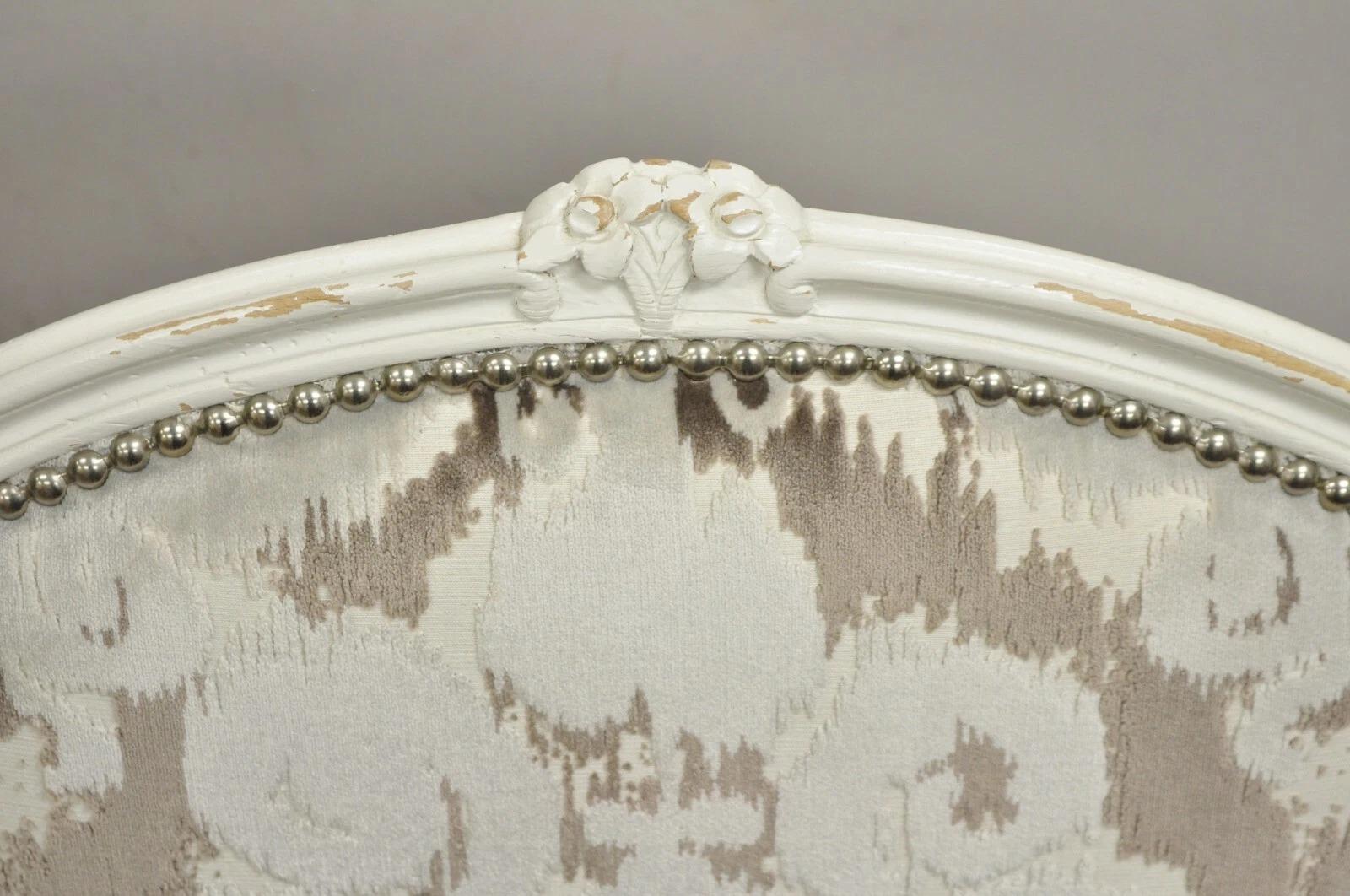 20ième siècle Paire de fauteuils vintage de style Louis XV français peints en blanc vieilli en vente