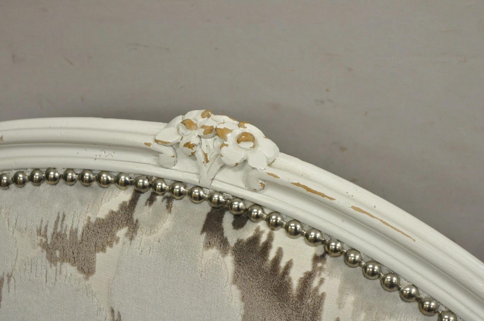 Tissu Paire de fauteuils vintage de style Louis XV français peints en blanc vieilli en vente