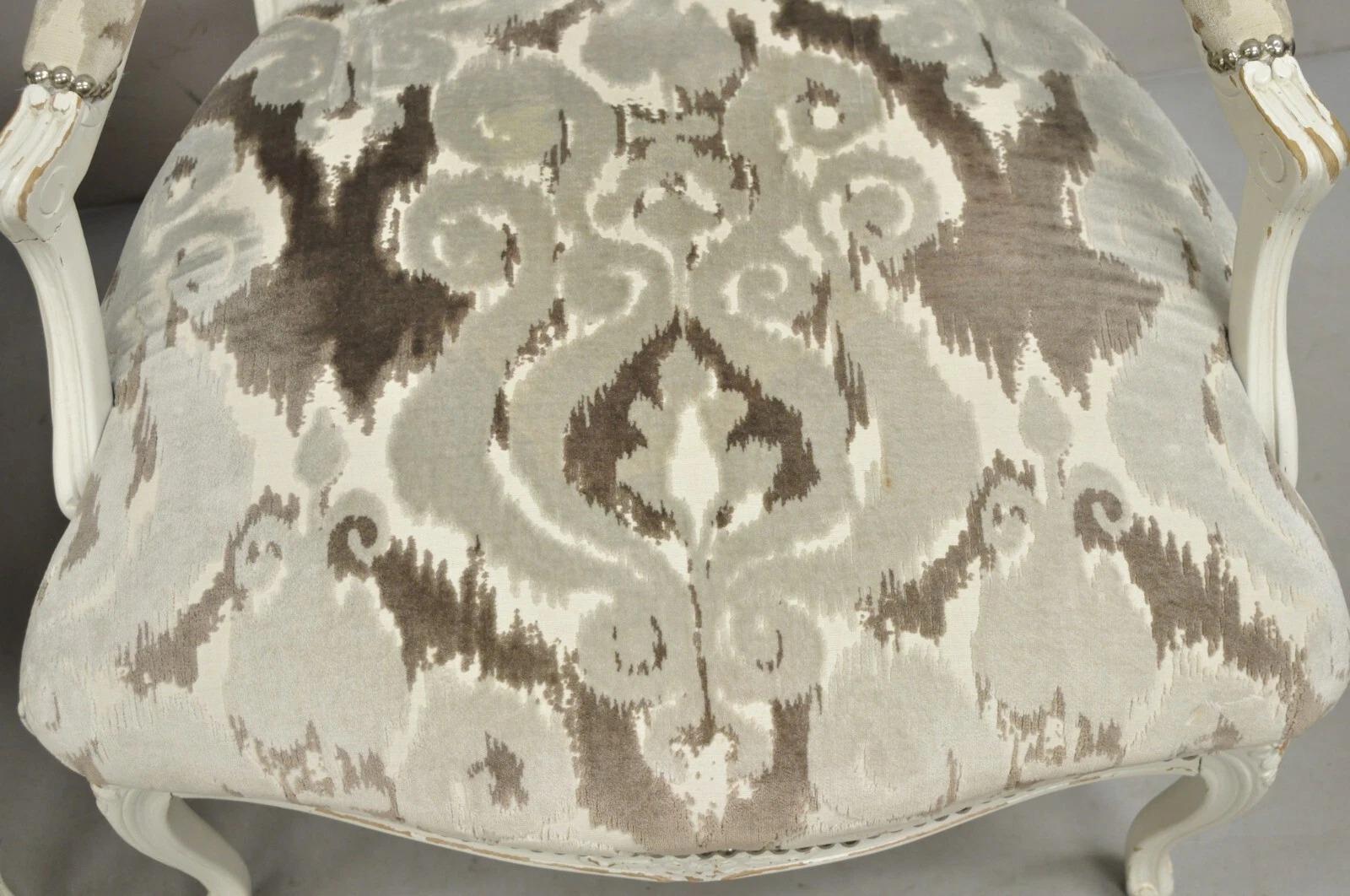 Paire de fauteuils vintage de style Louis XV français peints en blanc vieilli en vente 1