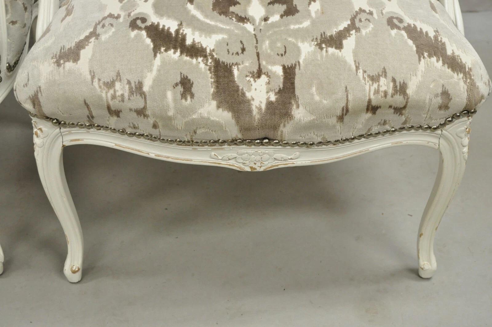 Paire de fauteuils vintage de style Louis XV français peints en blanc vieilli en vente 2