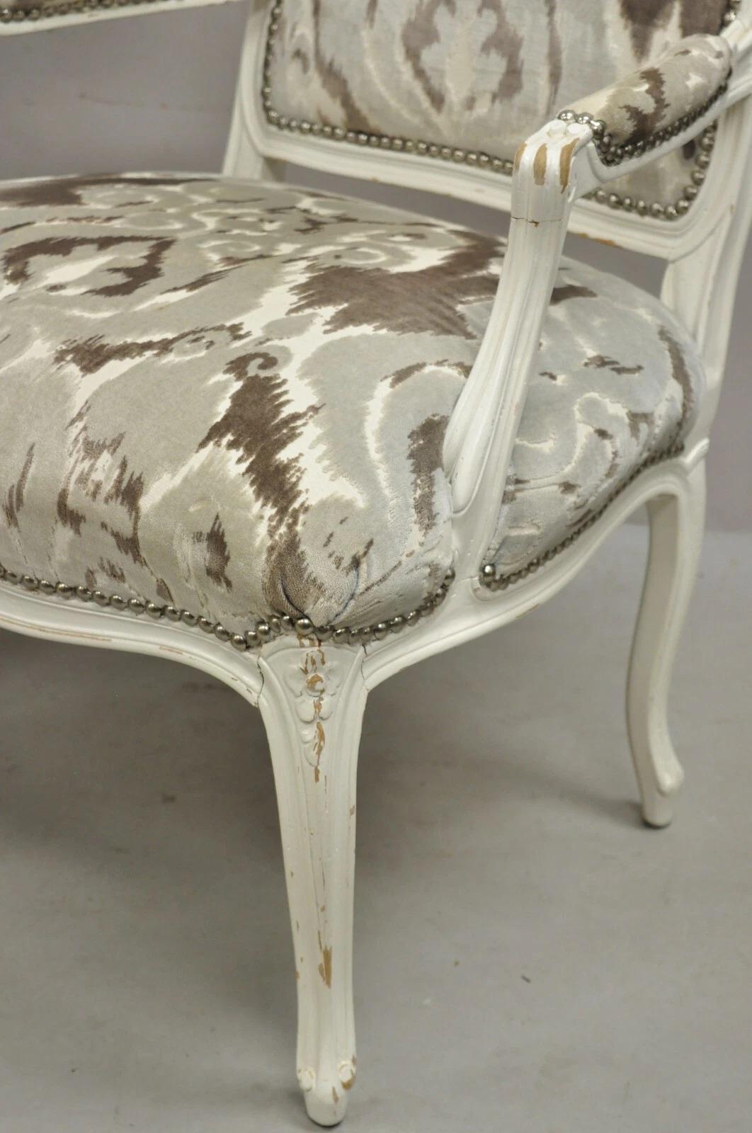 Paire de fauteuils vintage de style Louis XV français peints en blanc vieilli en vente 3