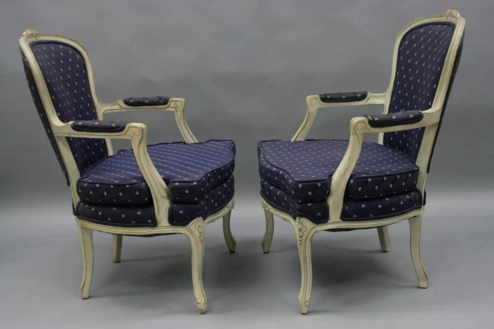 Paire de fauteuils vintage de style Louis XV français peints en blanc en vente 4