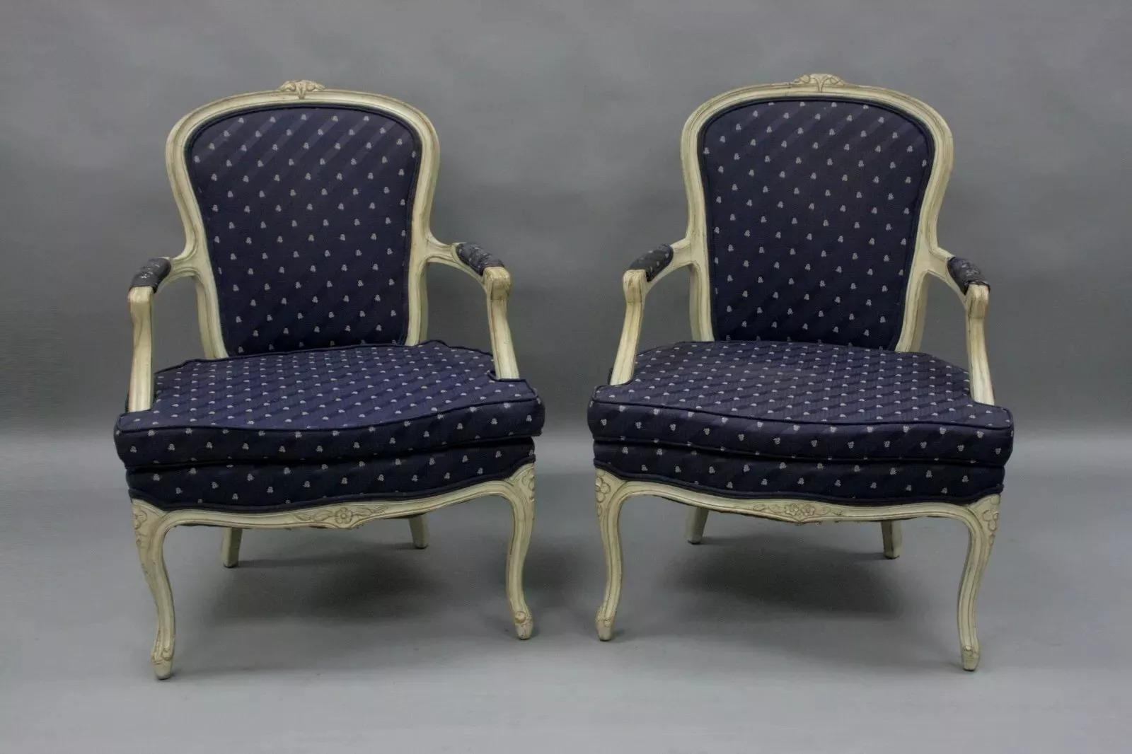 Vintage French Country Louis XV Style White Painted Arm Chairs - a Pair. Pieds cabriole sculptés, cadre en bois massif, finition peinte blanc/crème vieillie. Circa Mid 20th Century. Dimensions : 36