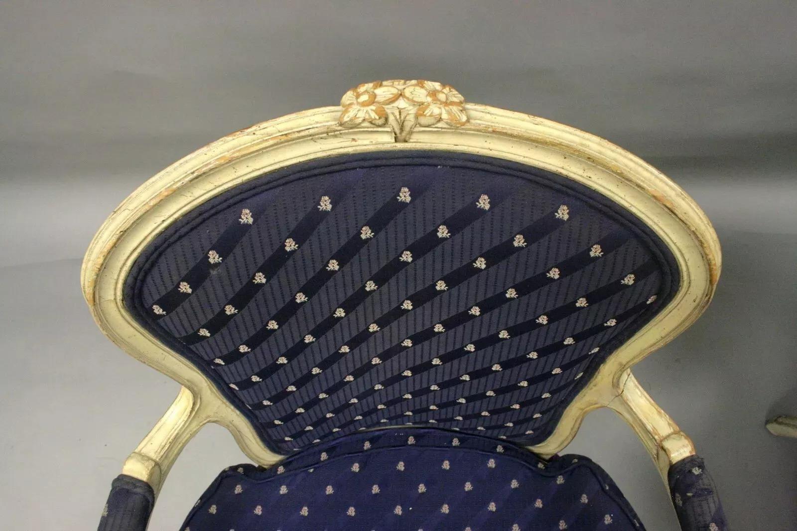 Inconnu Paire de fauteuils vintage de style Louis XV français peints en blanc en vente