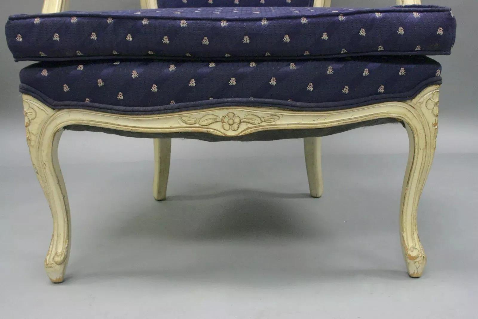 Paire de fauteuils vintage de style Louis XV français peints en blanc Bon état - En vente à Philadelphia, PA