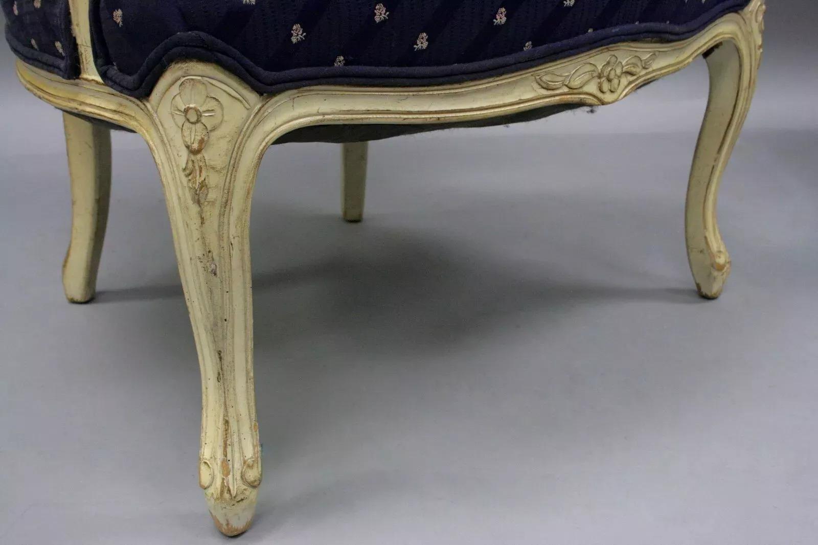 20ième siècle Paire de fauteuils vintage de style Louis XV français peints en blanc en vente