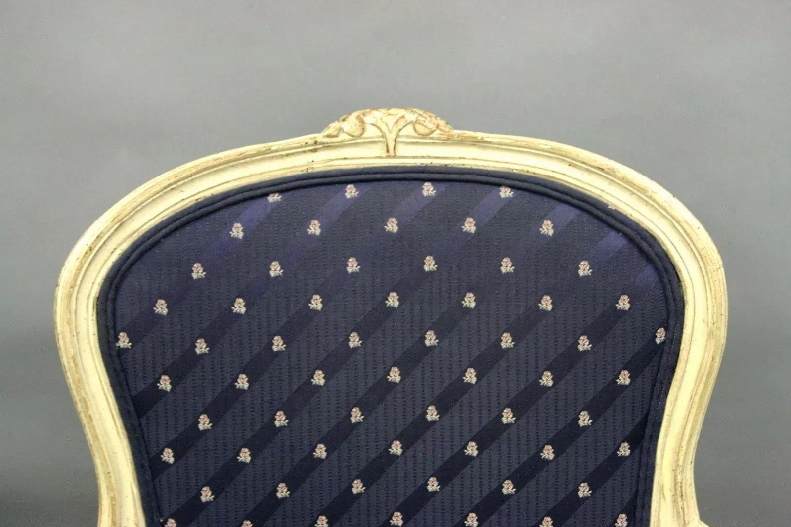 Paire de fauteuils vintage de style Louis XV français peints en blanc en vente 1