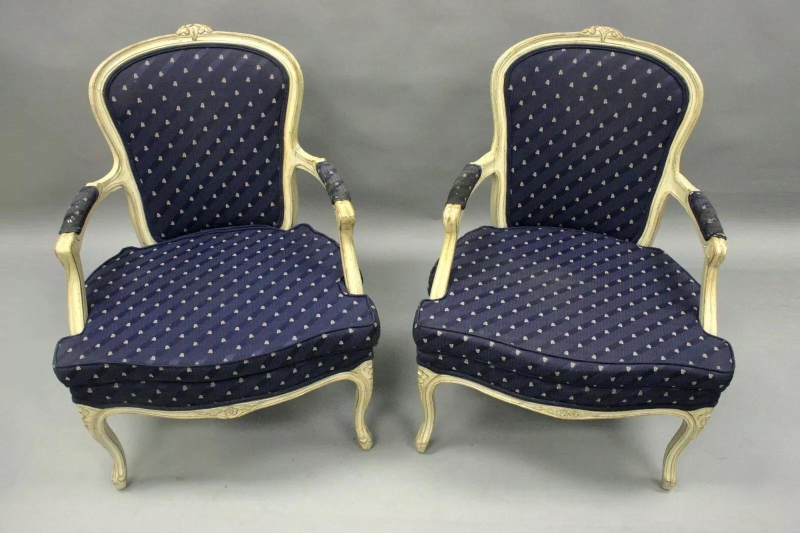 Paire de fauteuils vintage de style Louis XV français peints en blanc en vente 2