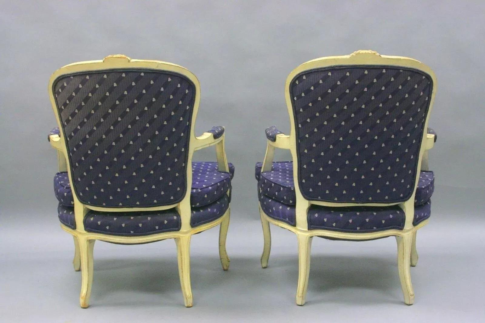 Paire de fauteuils vintage de style Louis XV français peints en blanc en vente 3