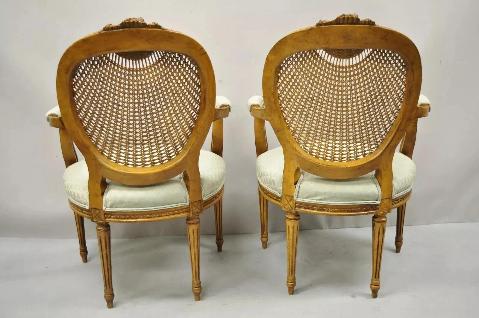 Paire de fauteuils de style Louis XVI français vintage à dossier ovale en rotin en vente 4