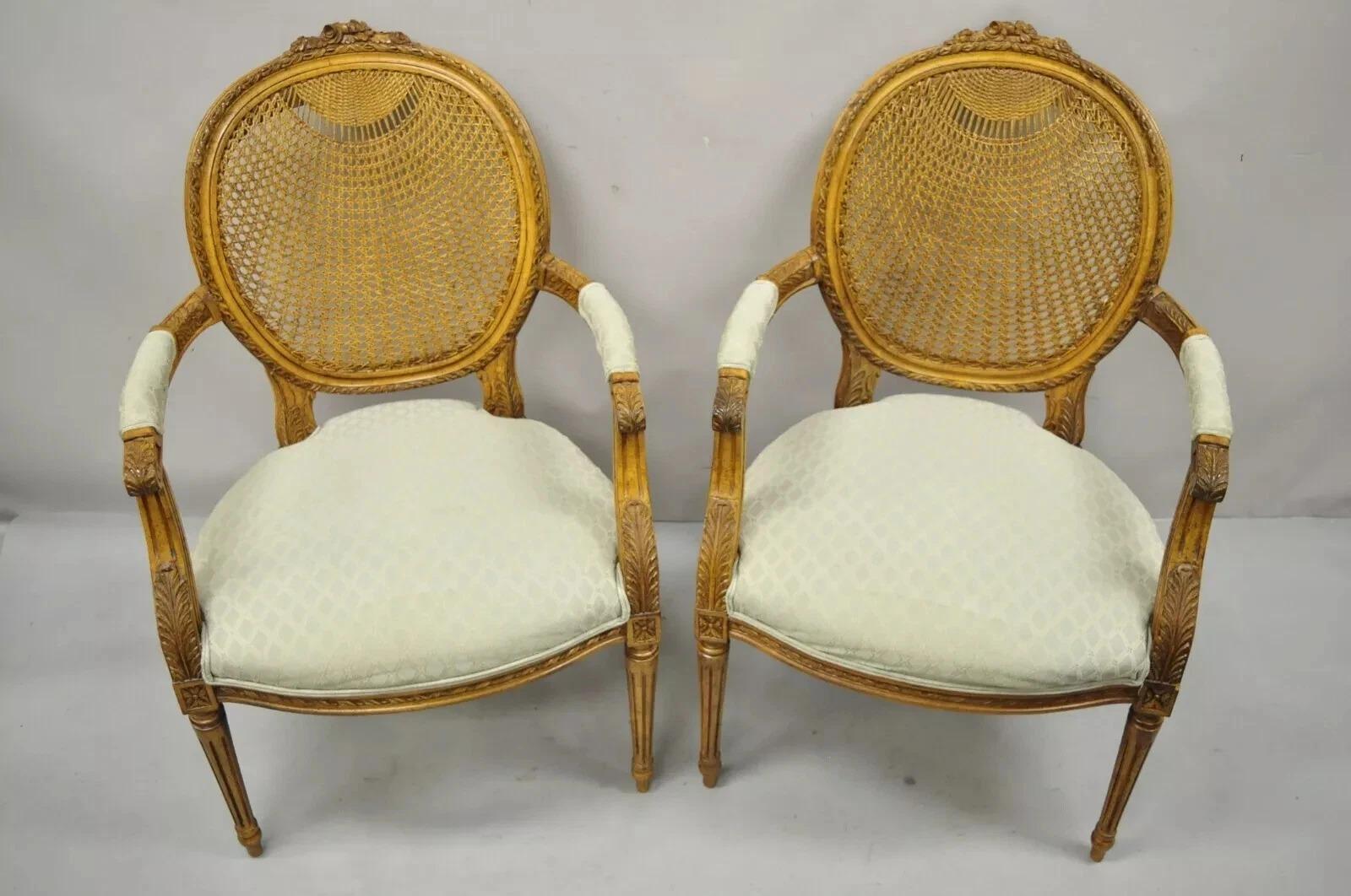 Paire de fauteuils de style Louis XVI français vintage à dossier ovale en rotin en vente 6