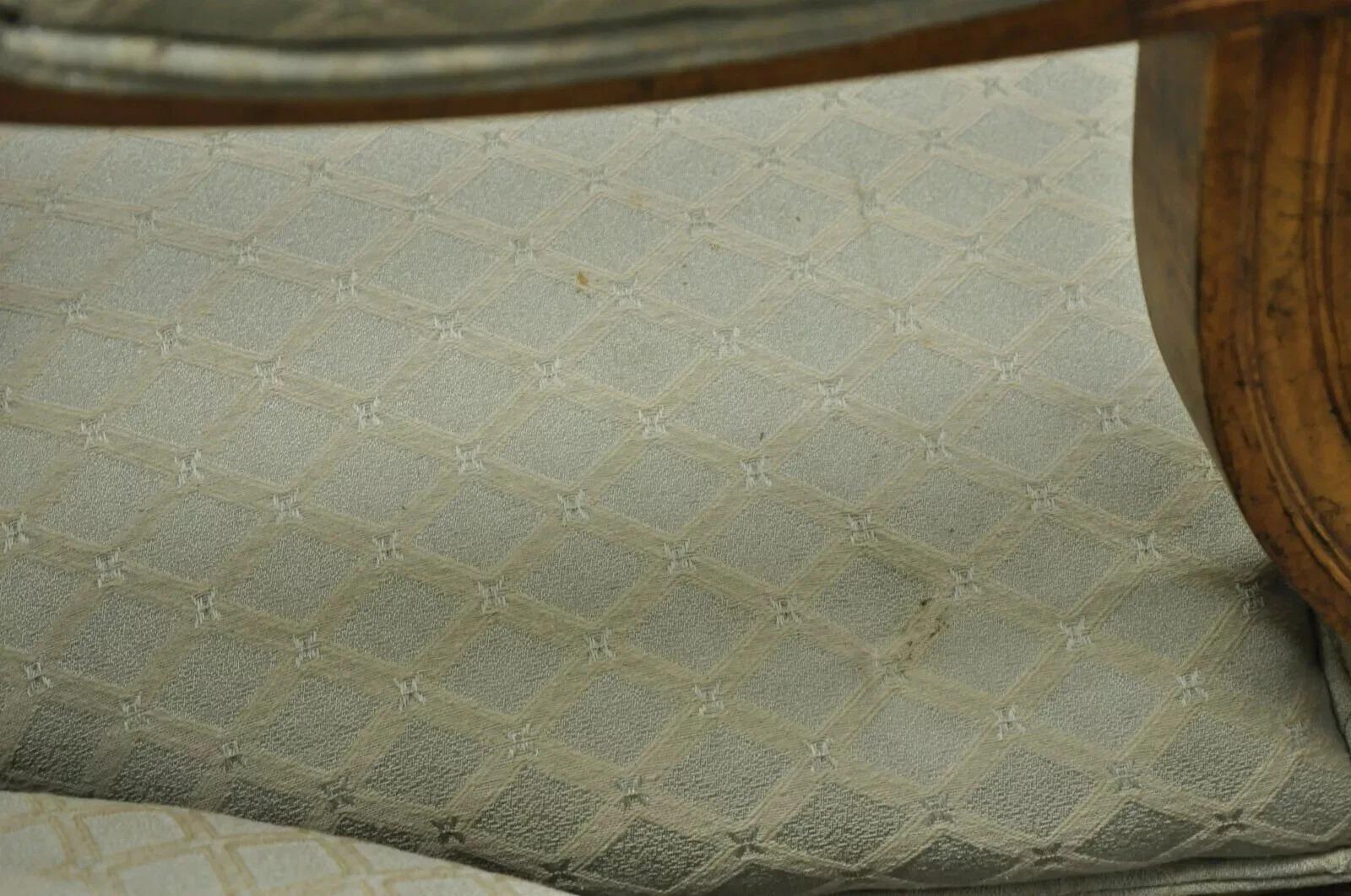 Paire de fauteuils de style Louis XVI français vintage à dossier ovale en rotin en vente 3