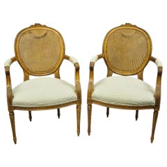 Poltroncine ovali in noce con schienale a canne in stile francese vintage Louis Cane - una coppia