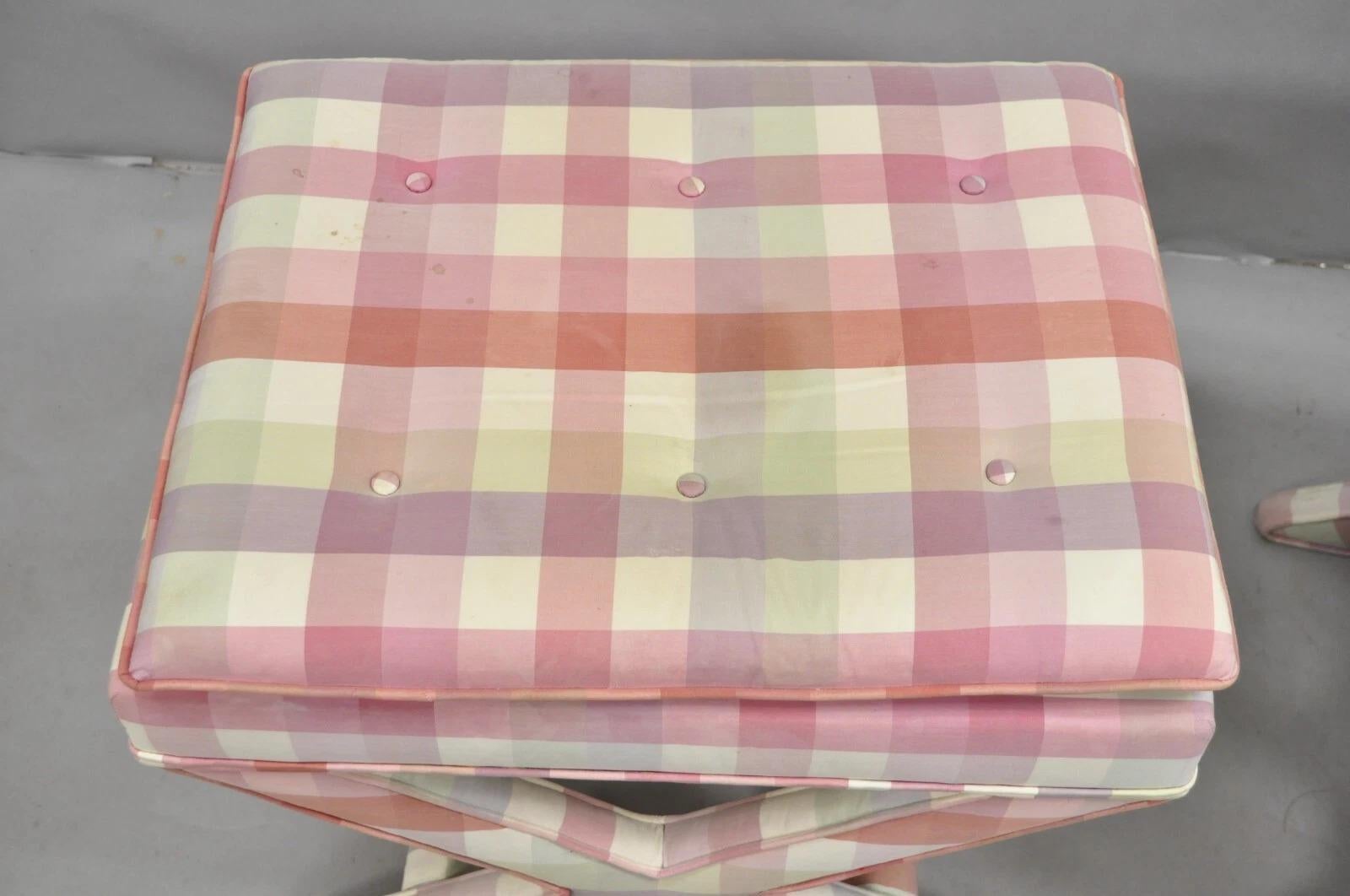Vintage French Country Pink Plaid Hollywood Regency X-Stool Curule Bench Pair Bon état - En vente à Philadelphia, PA