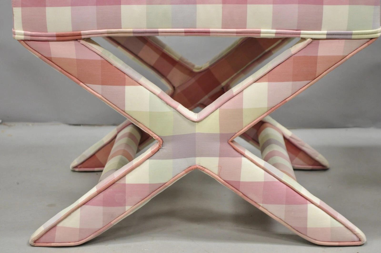 Vintage French Country Pink Plaid Hollywood Regency X-Stool Curule Bench Pair en vente 1