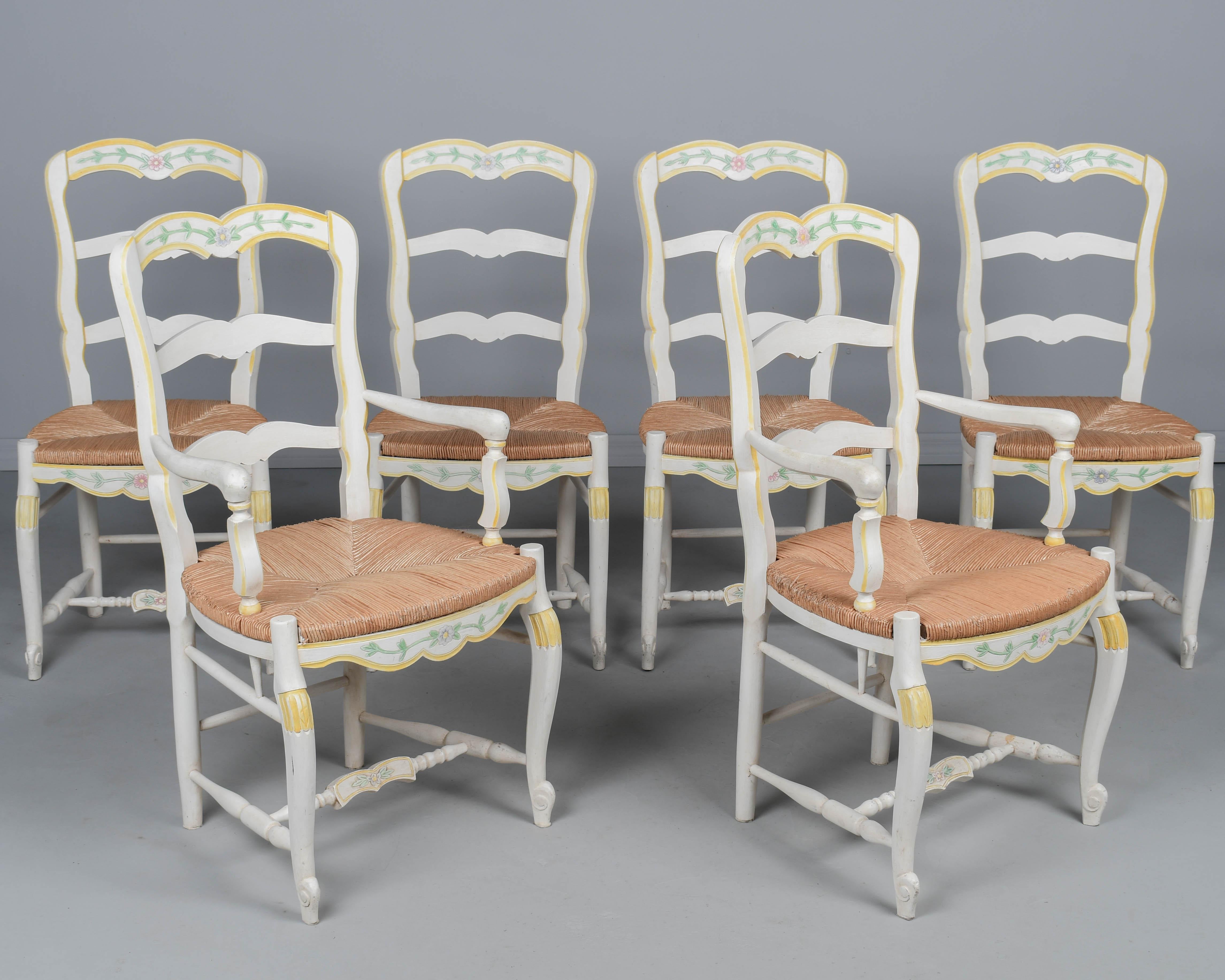 Conjunto de seis sillas de comedor provenzales de estilo rural francés, con robustos armazones de madera de haya y asientos de junco. Acabado pintado de blanco con detalles amarillos y flores rosas y azules. Alrededor de 1990.
Dimensiones: