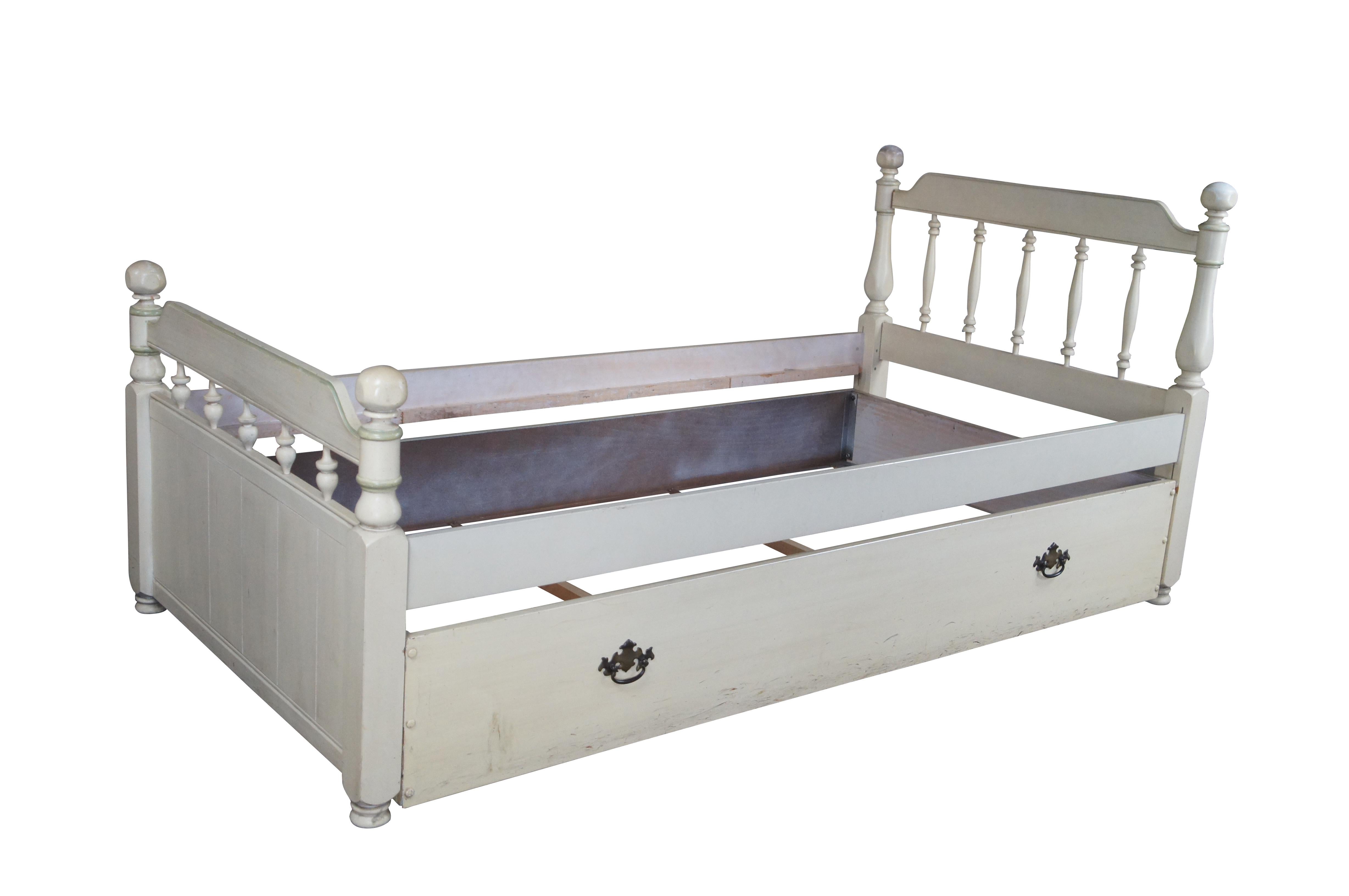 Vintage Französisch Country Provincial Cannonball Post Twin Size Trundle Bett Chic, Vintage (Französische Provence)