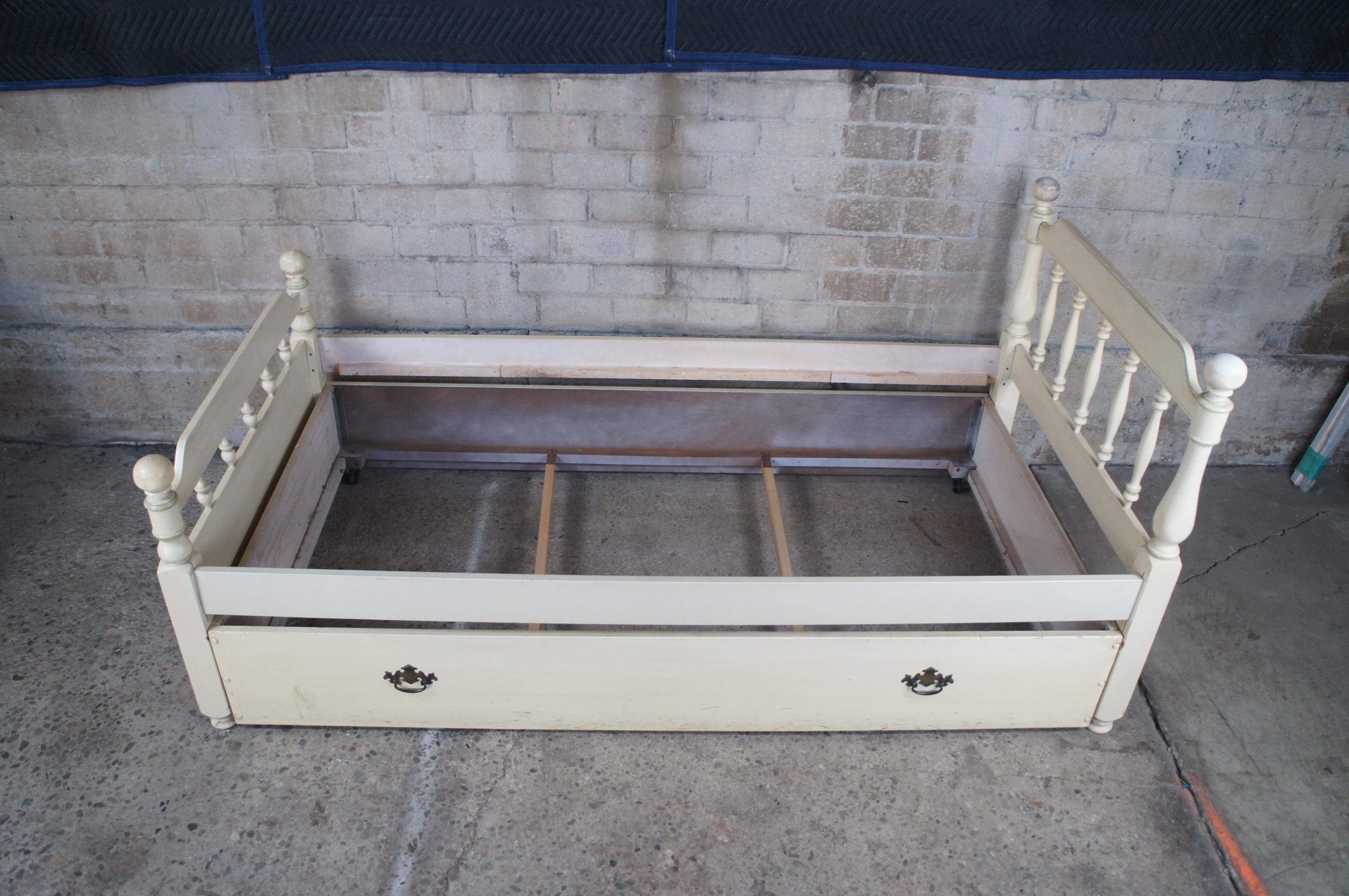 Vintage Französisch Country Provincial Cannonball Post Twin Size Trundle Bett Chic, Vintage (Mitte des 20. Jahrhunderts)