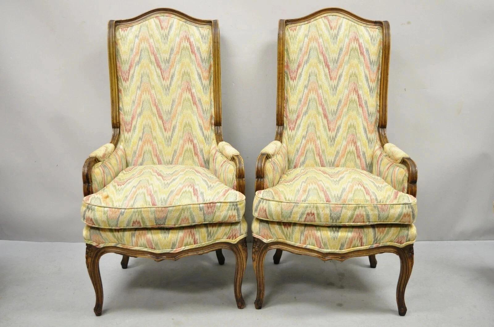 Vintage French Country Provincial High Back Walnut Arm Chairs (A) - a Pair. L'article se caractérise par des cadres étroits et élégants, un dossier haut et majestueux, une finition vieillie, une très belle paire vintage. Circa Mid 20th Century.