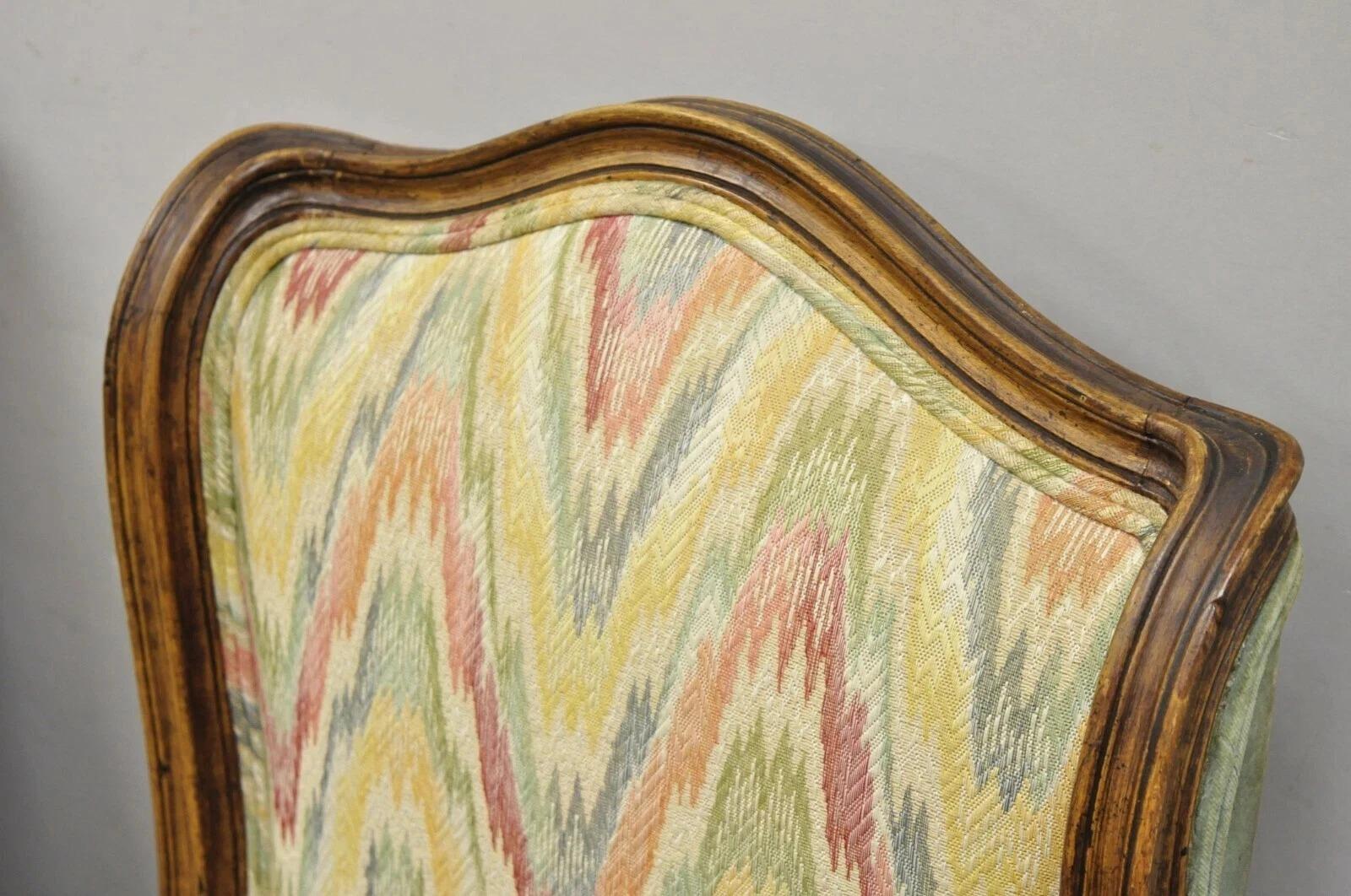 Sconosciuto Poltrone con schienale alto in noce Vintage French Country Provincial (A) - una coppia in vendita