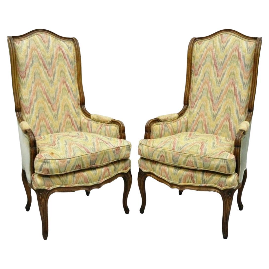 Sillones de madera de nogal con respaldo alto (A) Vintage French Country Provincial - un par