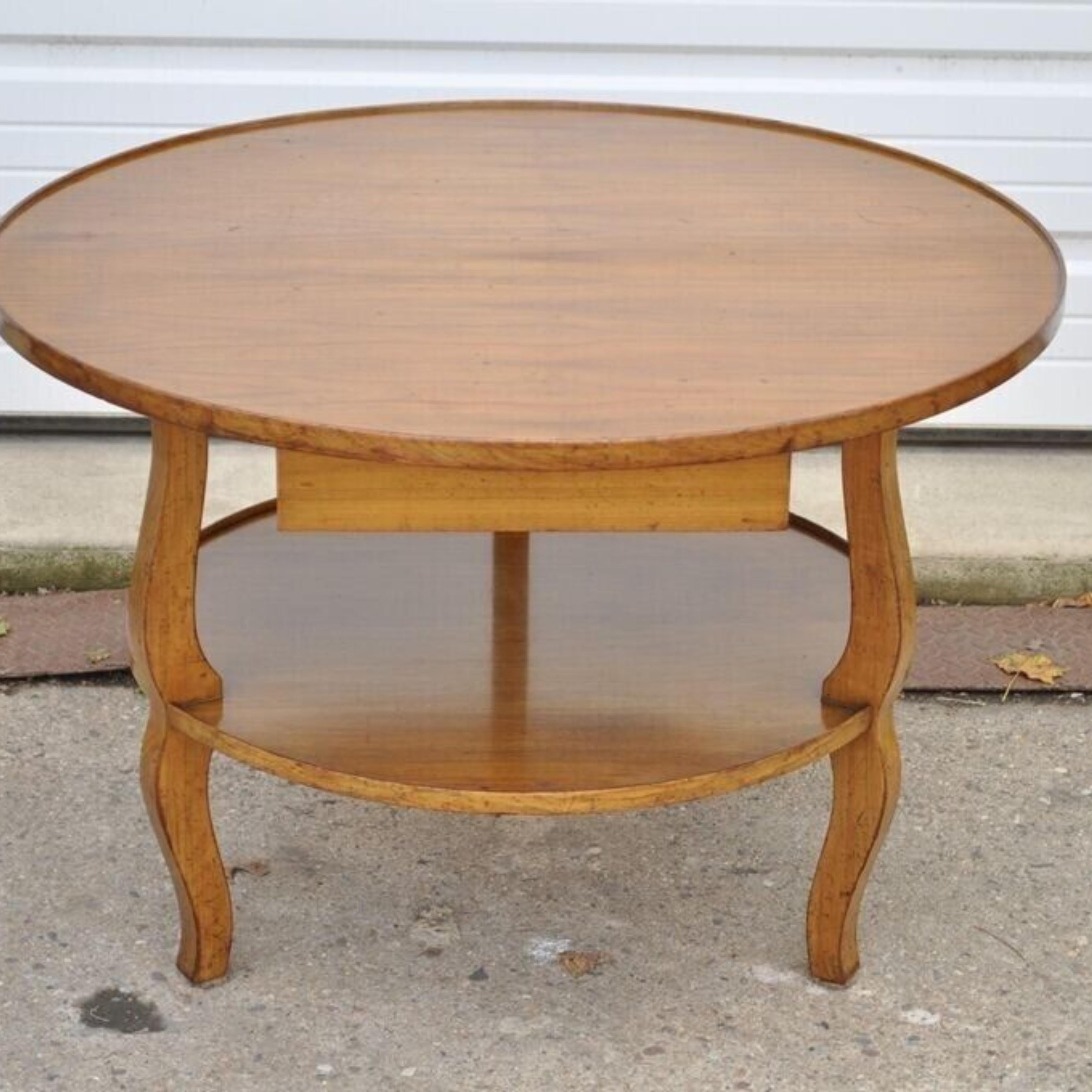 Vintage French Country Provincial Round Cherry Occasional Side Table with Drawer. L'objet présenté a de jolis pieds en cabriole, un tiroir à queue d'aronde, un très bel objet vintage. Circa Mid 20th Century. Dimensions : 24