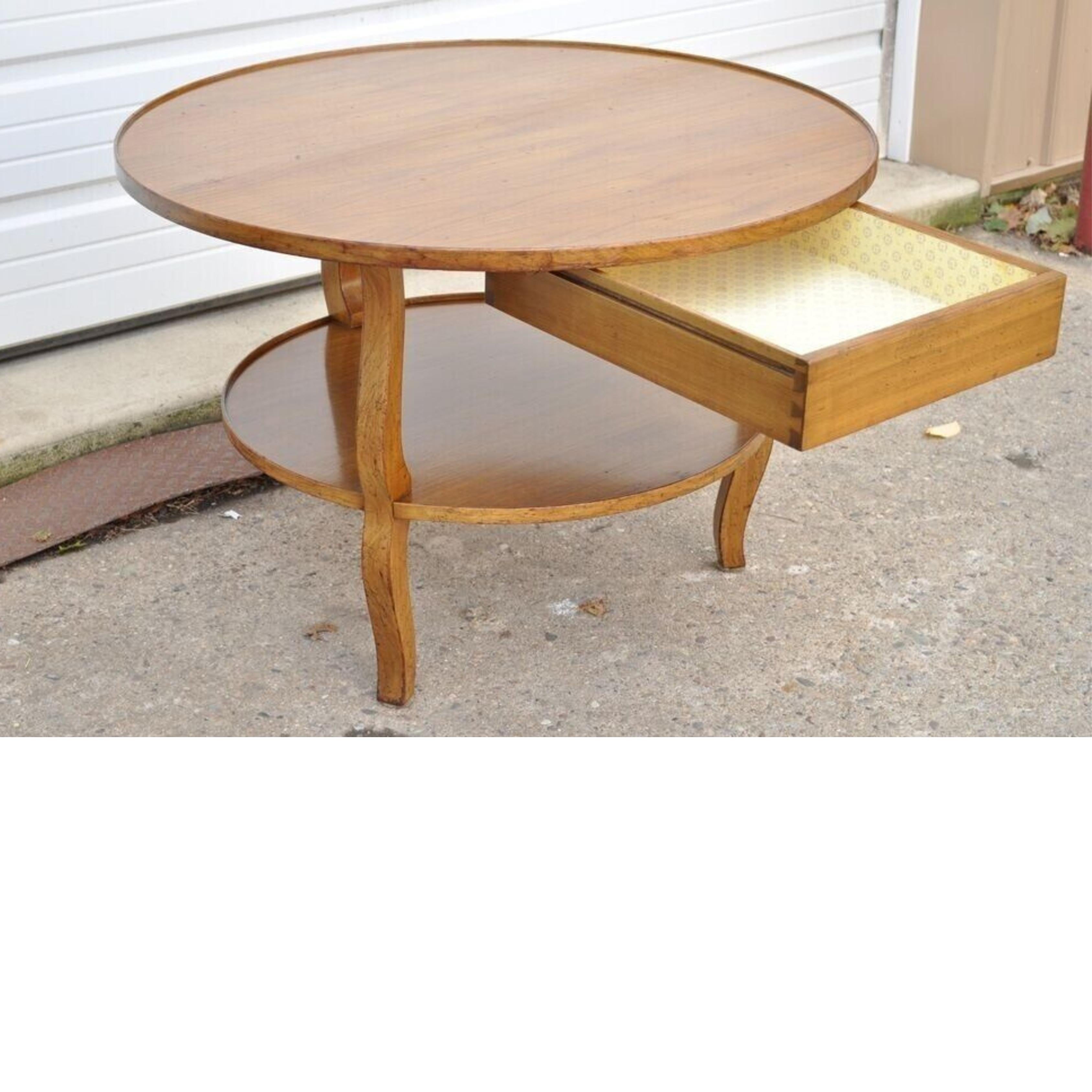 Provincial français Vieille table d'appoint provinciale française ronde en cerisier avec tiroir en vente