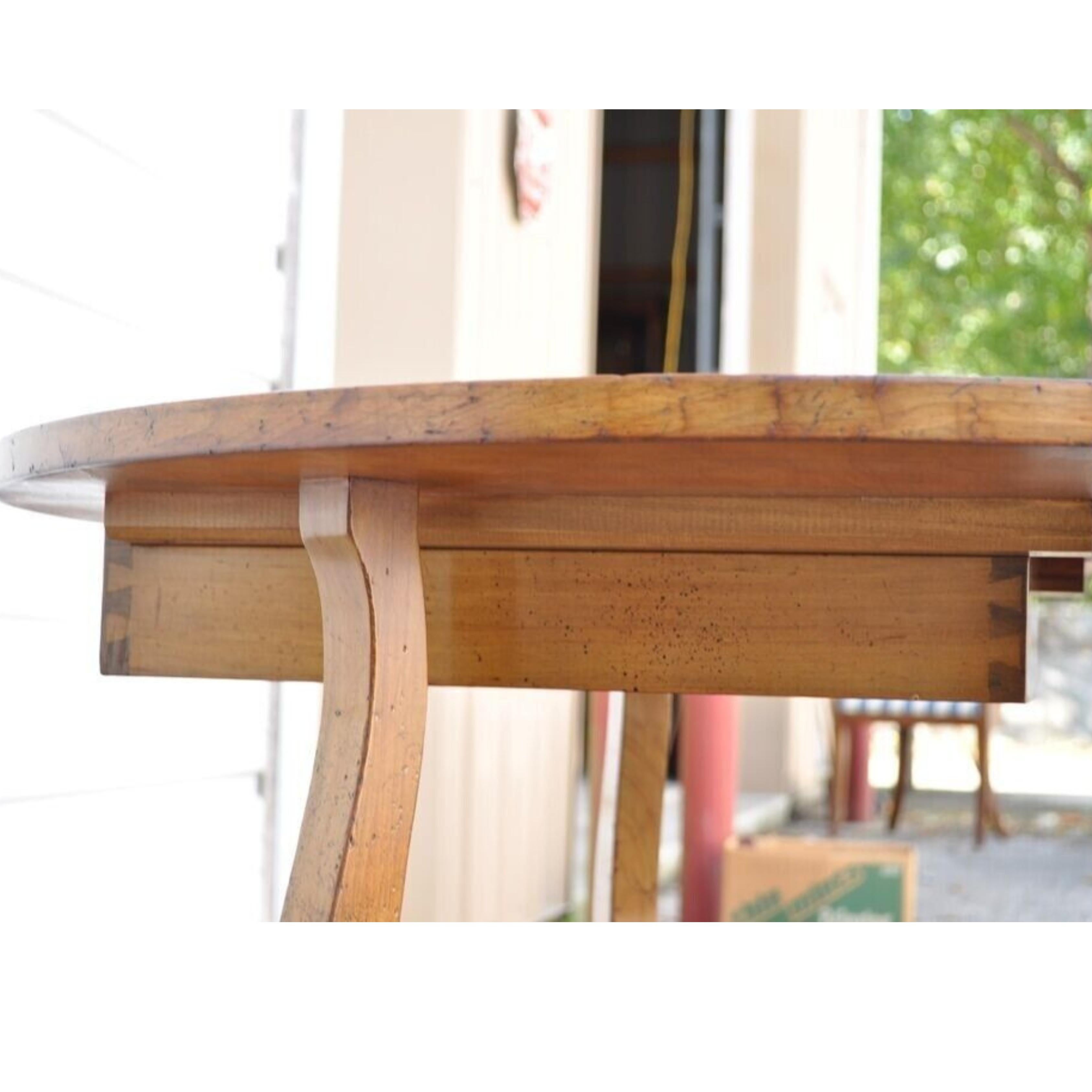 20ième siècle Vieille table d'appoint provinciale française ronde en cerisier avec tiroir en vente