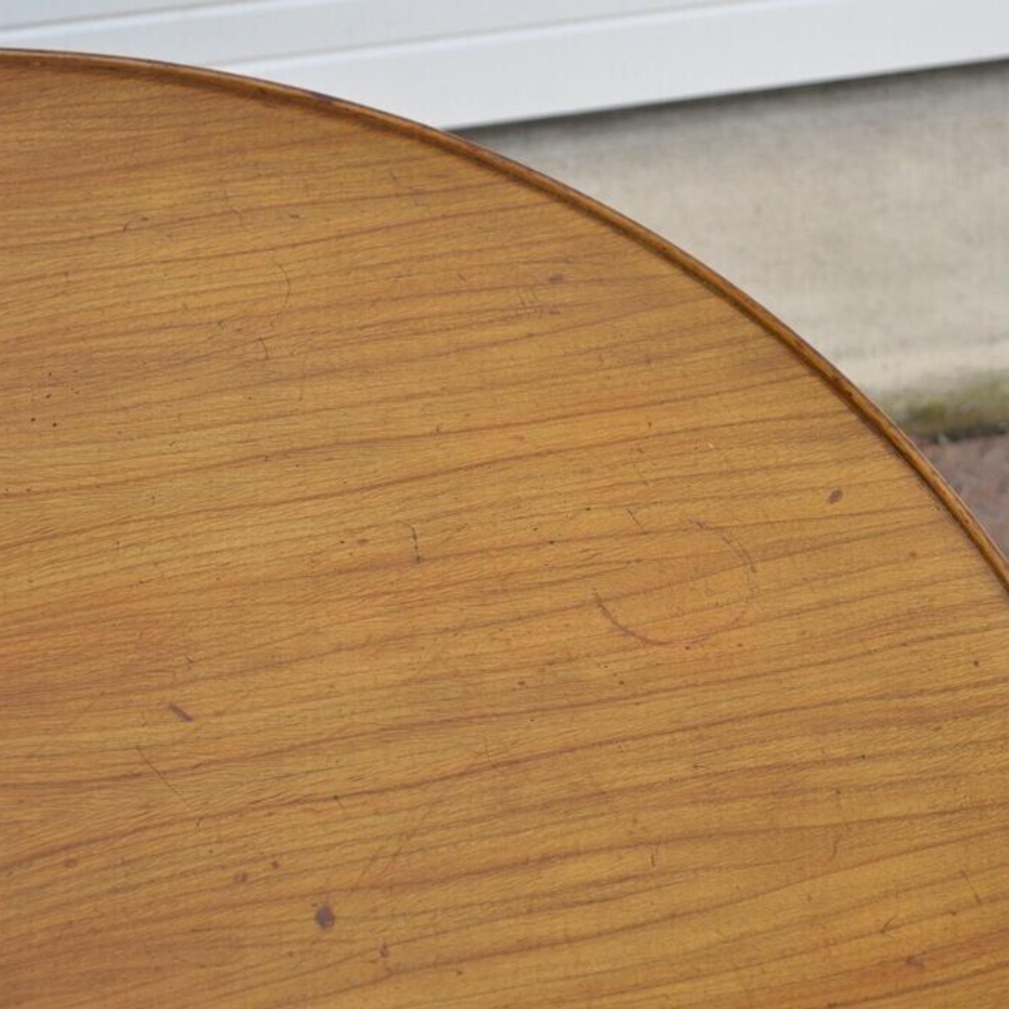 Vieille table d'appoint provinciale française ronde en cerisier avec tiroir en vente 2