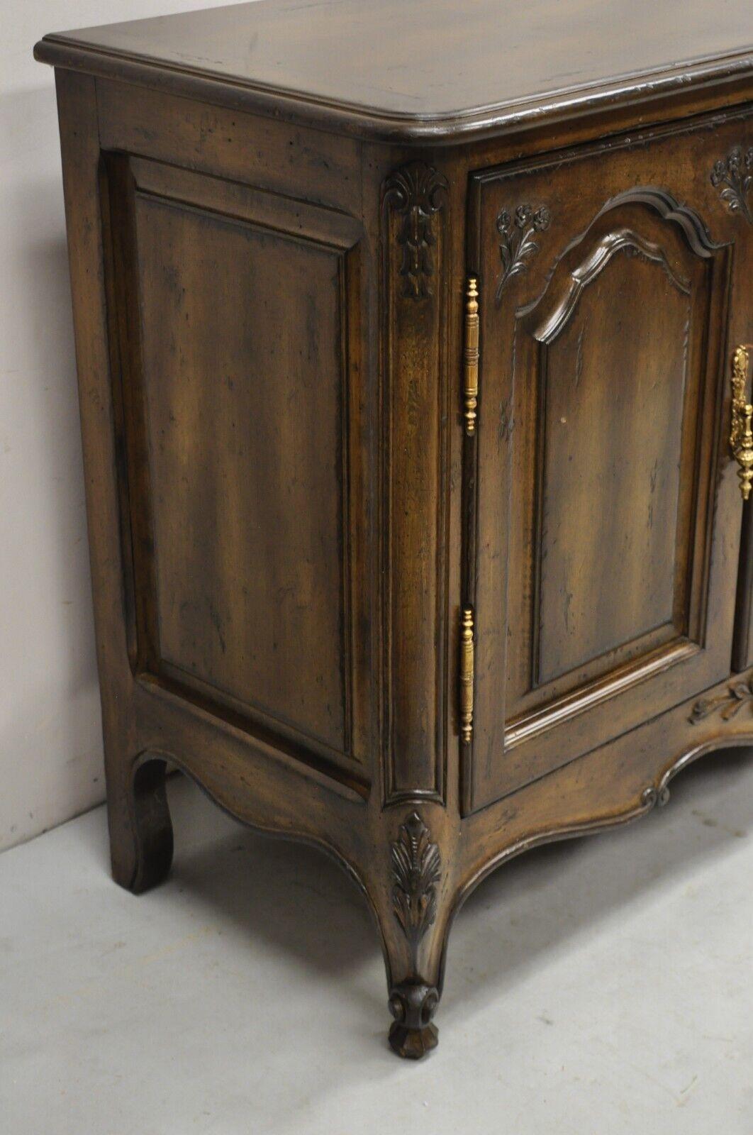 Vintage French Country Provincial Style Carved Walnut 4 Door Sideboard Credenza en vente 4