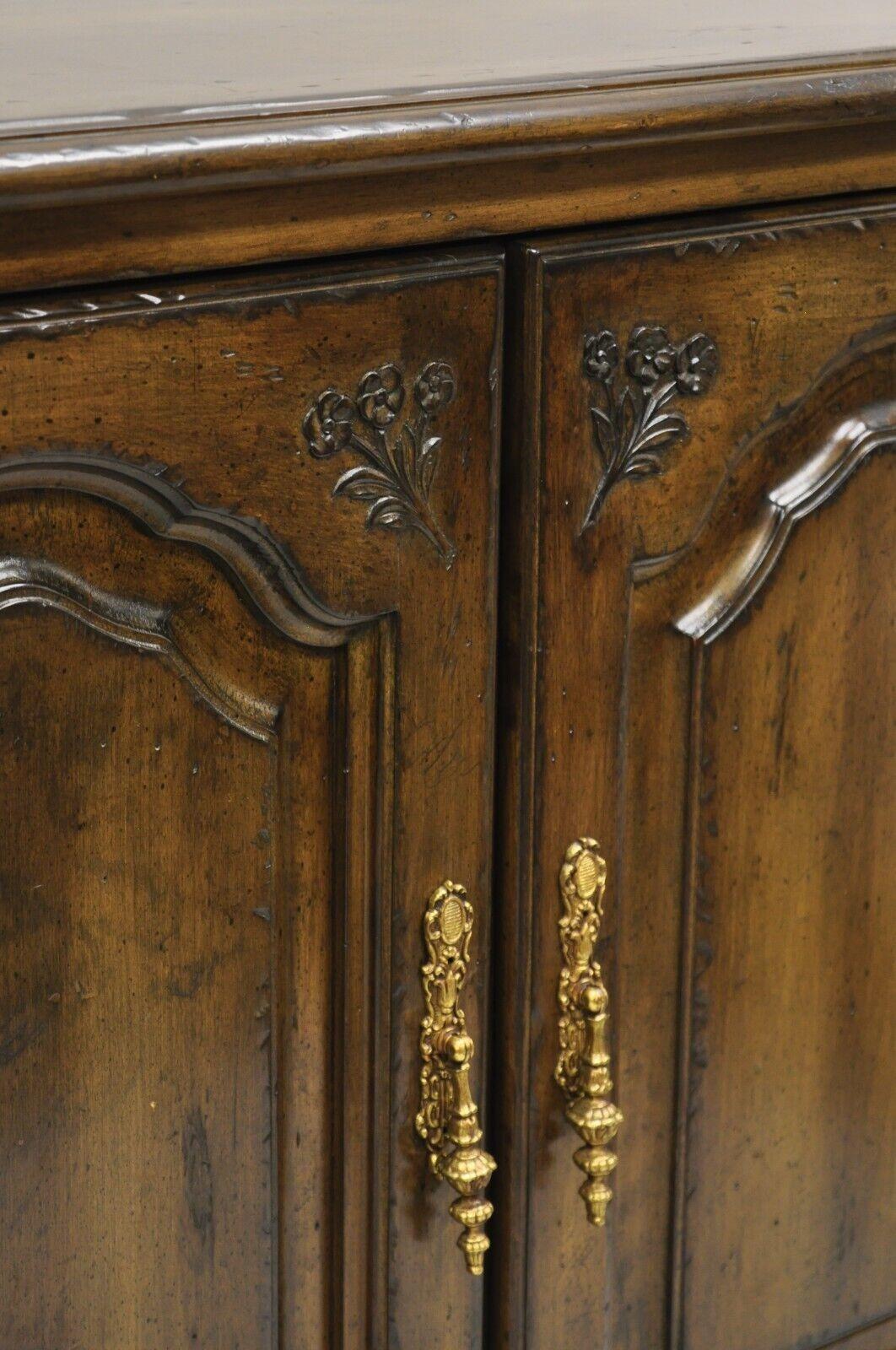 Vintage French Country Provincial Style Carved Walnut 4 Door Sideboard Credenza en vente 6