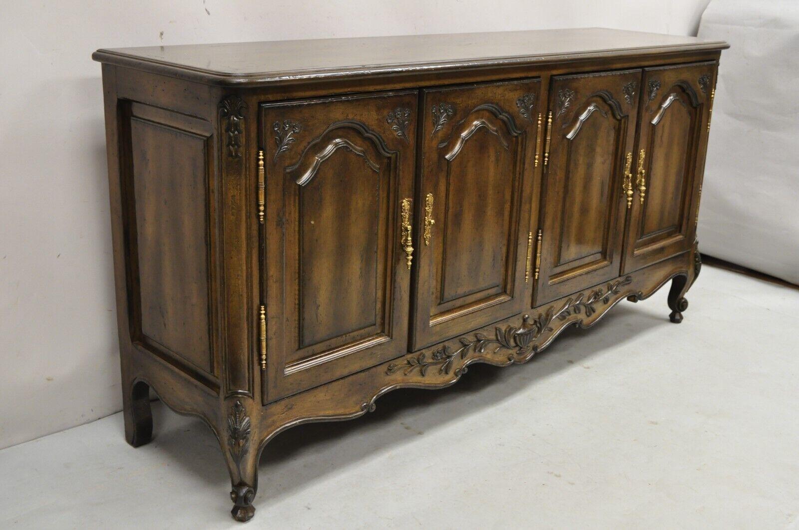 Vintage French Country Provincial Style Carved Walnut 4 Door Sideboard Credenza Cabinet. L'article comprend 4 portes battantes, 3 tiroirs, une étagère intérieure, une construction en bois massif, une finition vieillie, une armoire de haute qualité