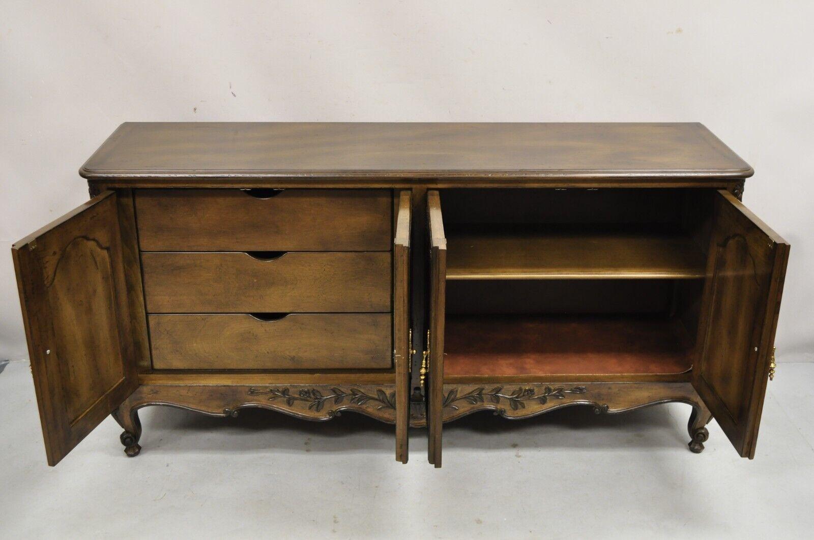 Autre Vintage French Country Provincial Style Carved Walnut 4 Door Sideboard Credenza en vente