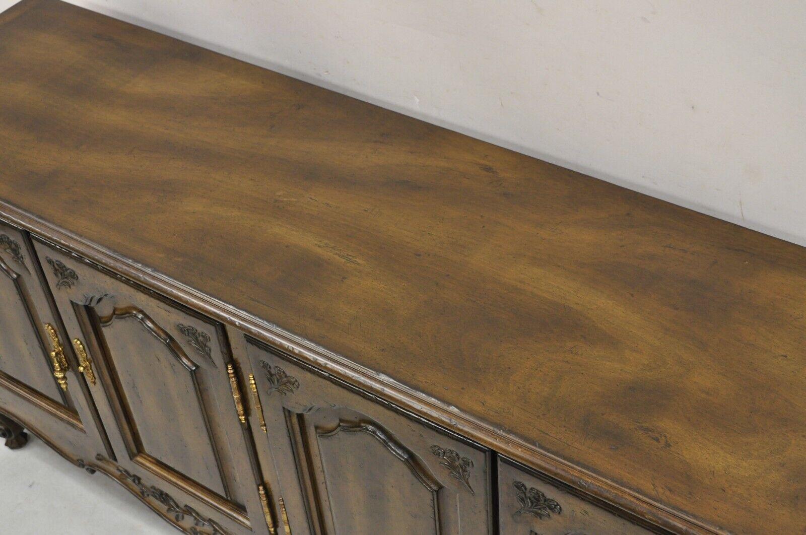 Vintage French Country Provincial Style Carved Walnut 4 Door Sideboard Credenza en vente 1