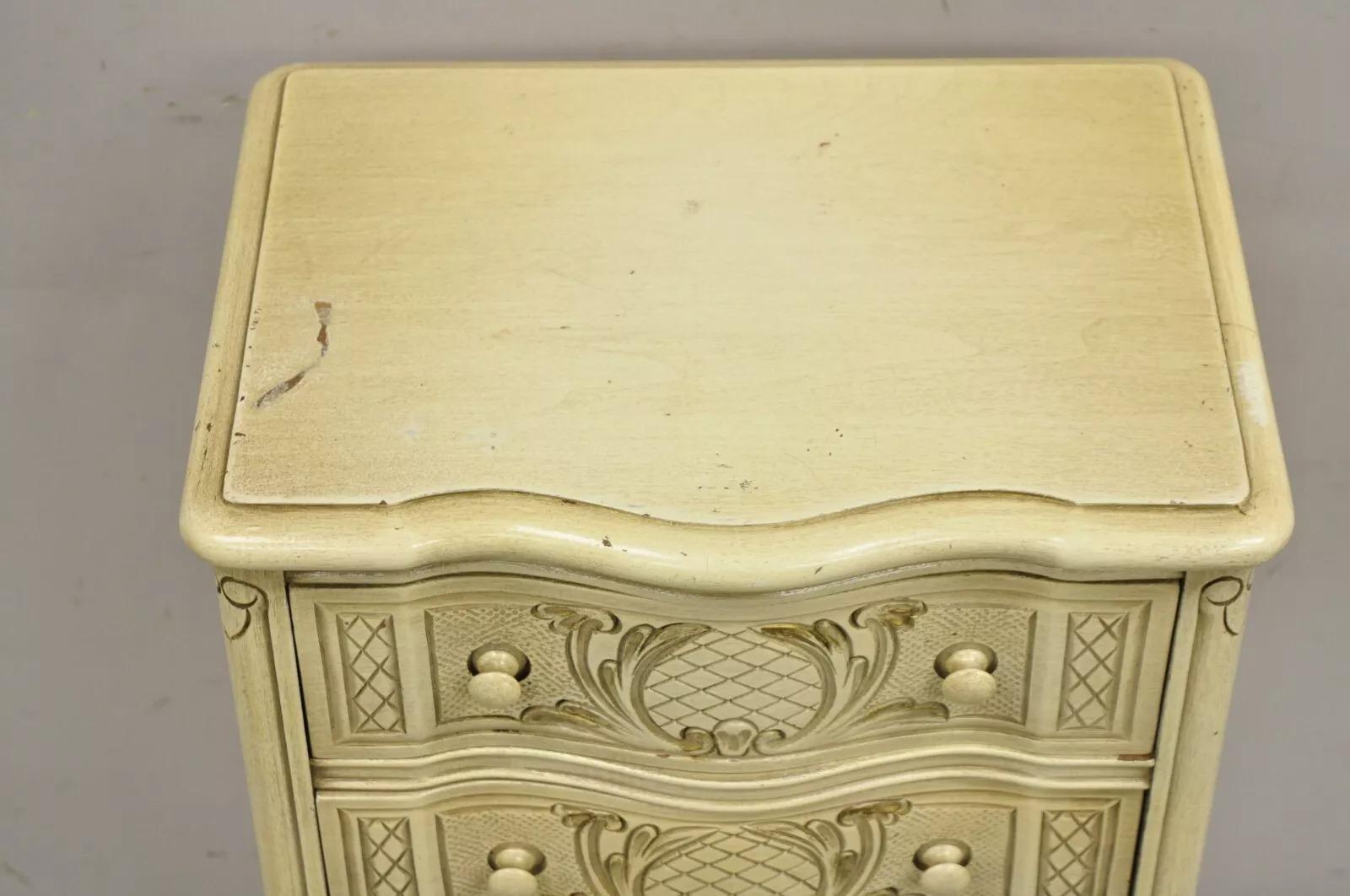 Vintage French Country Provincial Style Cream Painted 5 Drawer Chest Nightstand In Good Condition For Sale In Philadelphia, PA