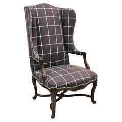 Vintage Französisch Land Provincial Style Tall Wingback geschnitzt Nussbaum Lounge Stuhl