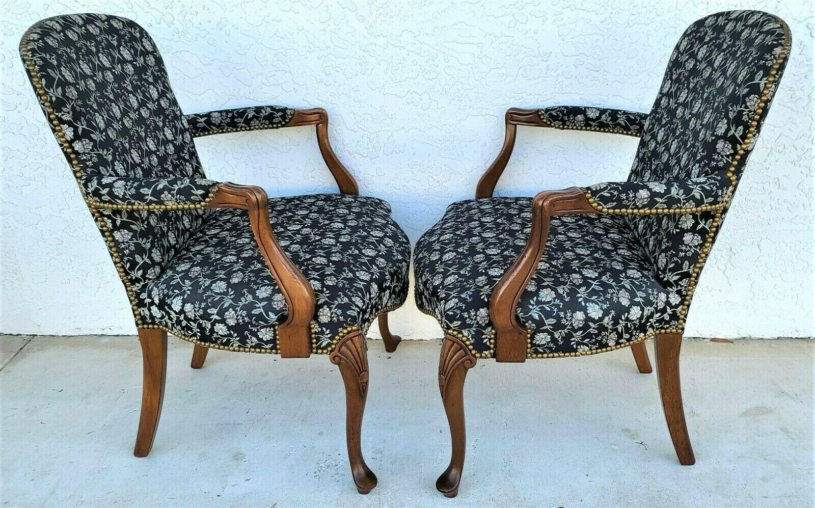 Pareja de Sillones Fauteuil Vintage French Country Provincial de Nogal en Bueno estado para la venta en Lake Worth, FL