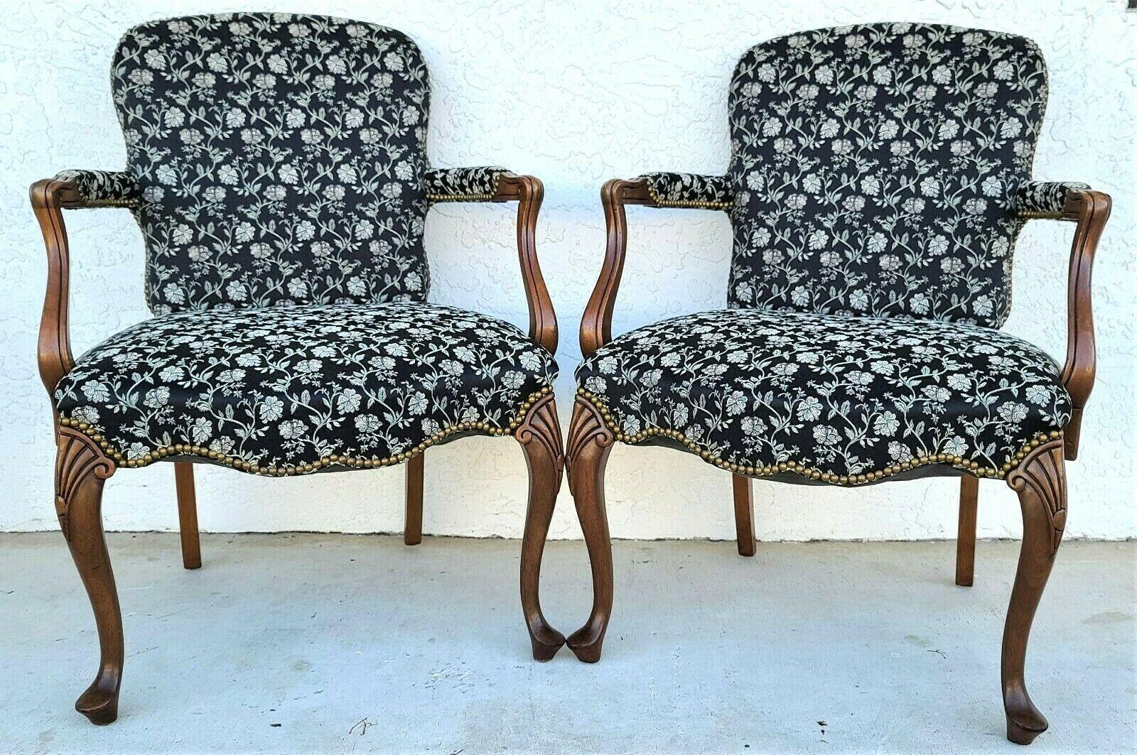 Pareja de Sillones Fauteuil Vintage French Country Provincial de Nogal en venta 1