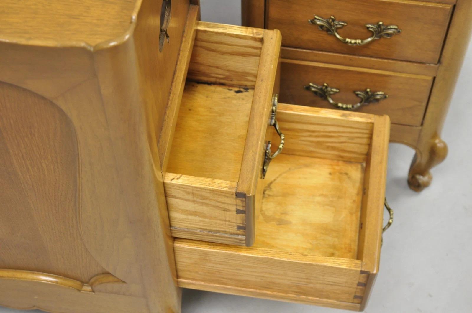 Comodino in legno di noce di campagna francese d'epoca con cassettiera, coppia in vendita 4