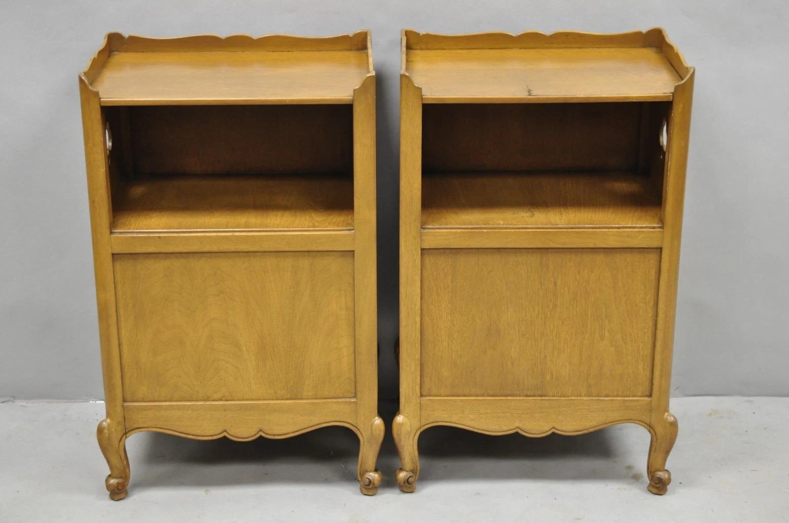 Comodino in legno di noce di campagna francese d'epoca con cassettiera, coppia in vendita 5