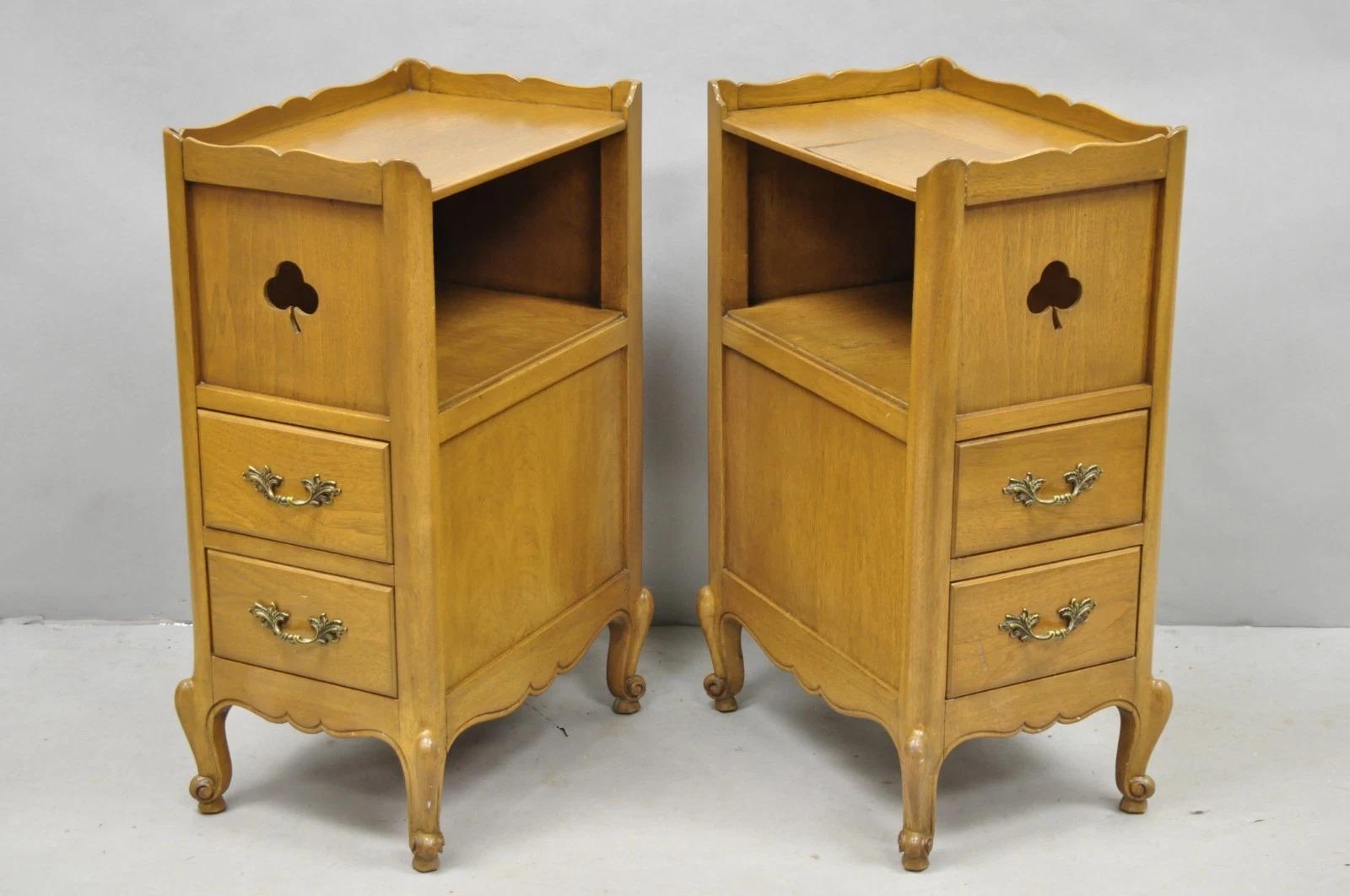 Comodino in legno di noce di campagna francese d'epoca con cassettiera, coppia in vendita 6