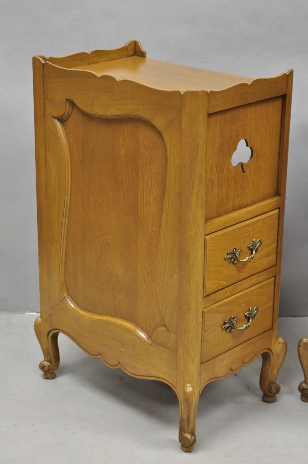 Comodino in legno di noce di campagna francese d'epoca con cassettiera, coppia in vendita 7