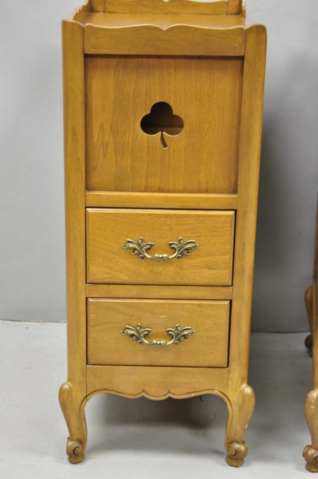 Comodino in legno di noce di campagna francese d'epoca con cassettiera, coppia In condizioni buone in vendita a Philadelphia, PA