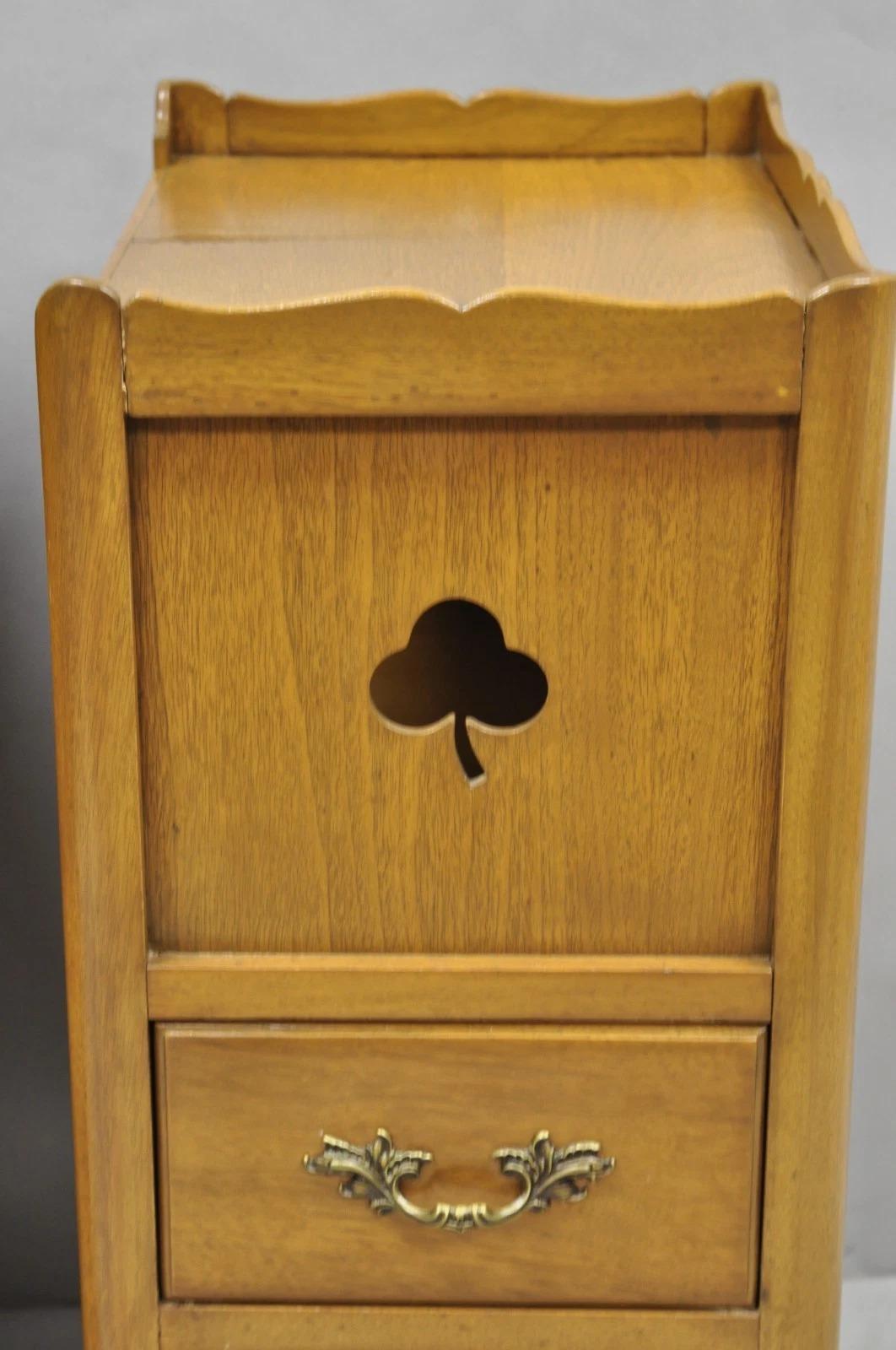 XX secolo Comodino in legno di noce di campagna francese d'epoca con cassettiera, coppia in vendita