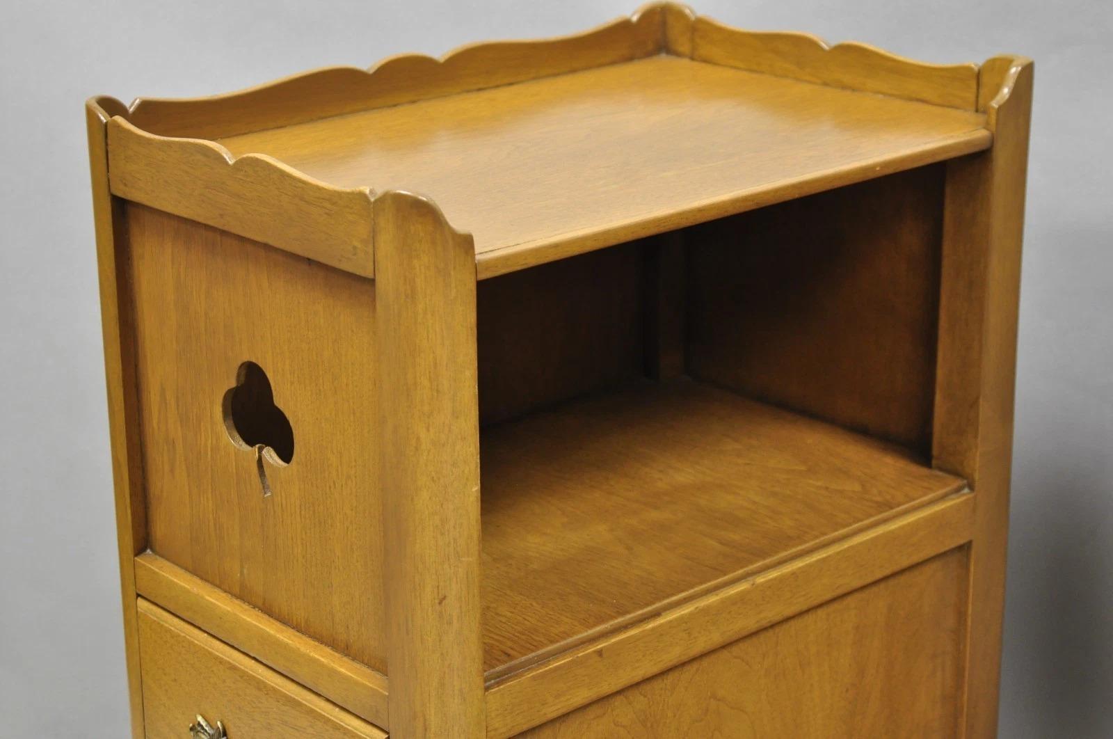 Legno di alberi da frutto Comodino in legno di noce di campagna francese d'epoca con cassettiera, coppia in vendita