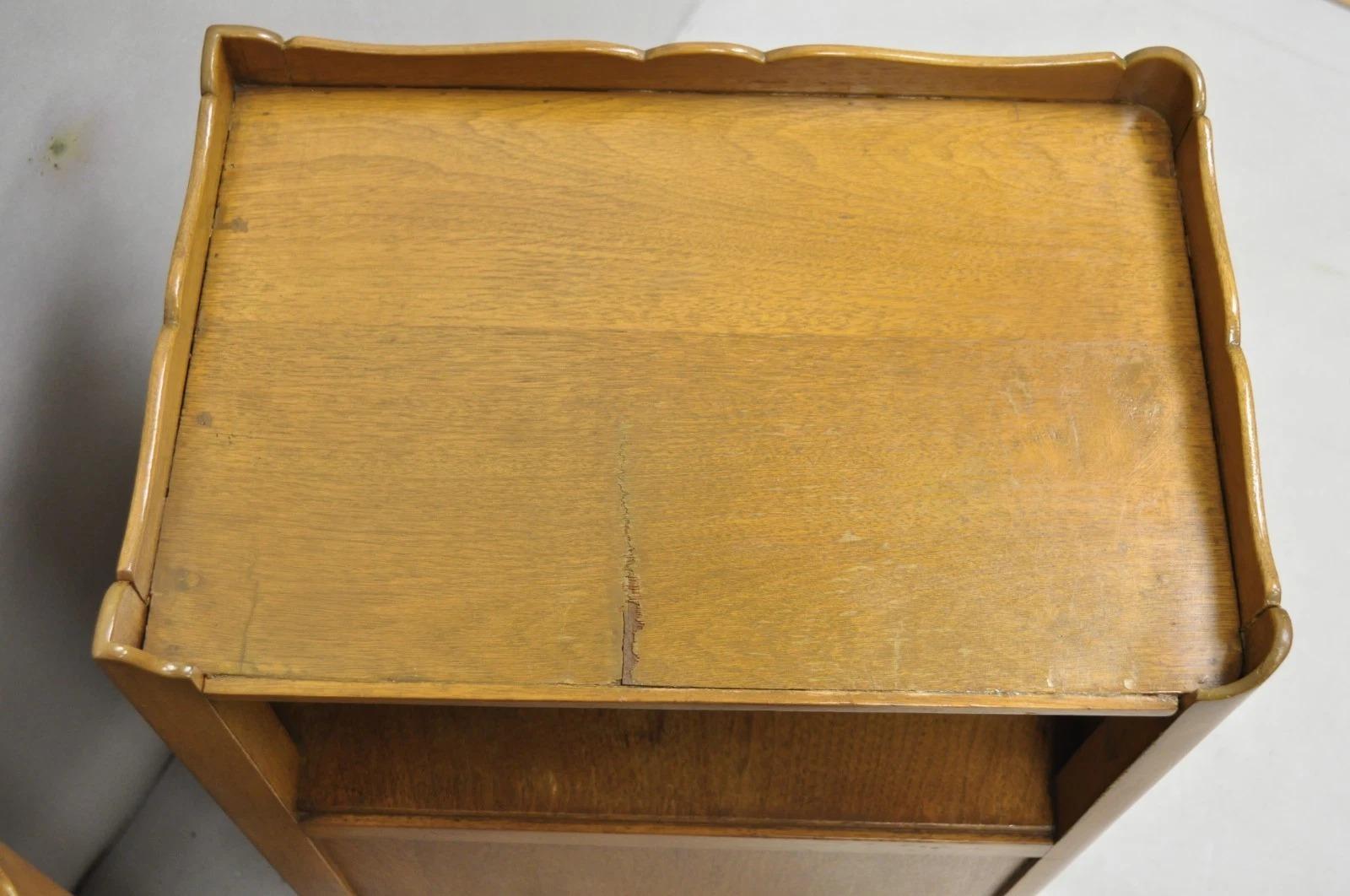 Comodino in legno di noce di campagna francese d'epoca con cassettiera, coppia in vendita 1