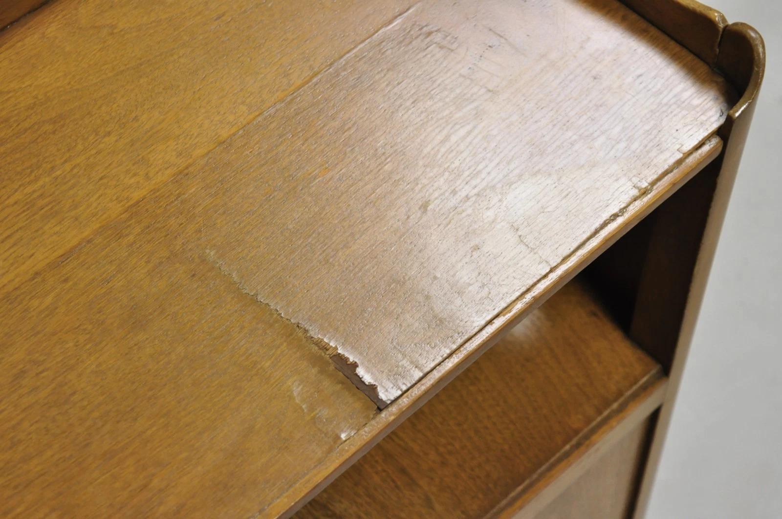 Comodino in legno di noce di campagna francese d'epoca con cassettiera, coppia in vendita 2