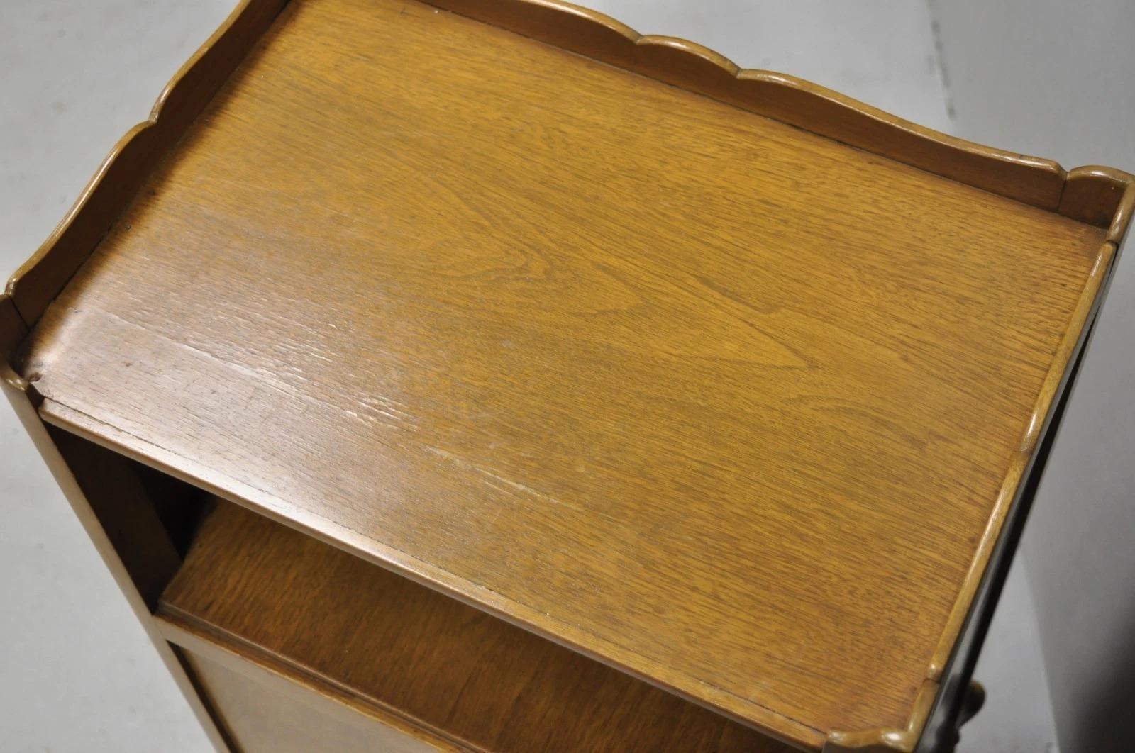 Comodino in legno di noce di campagna francese d'epoca con cassettiera, coppia in vendita 3