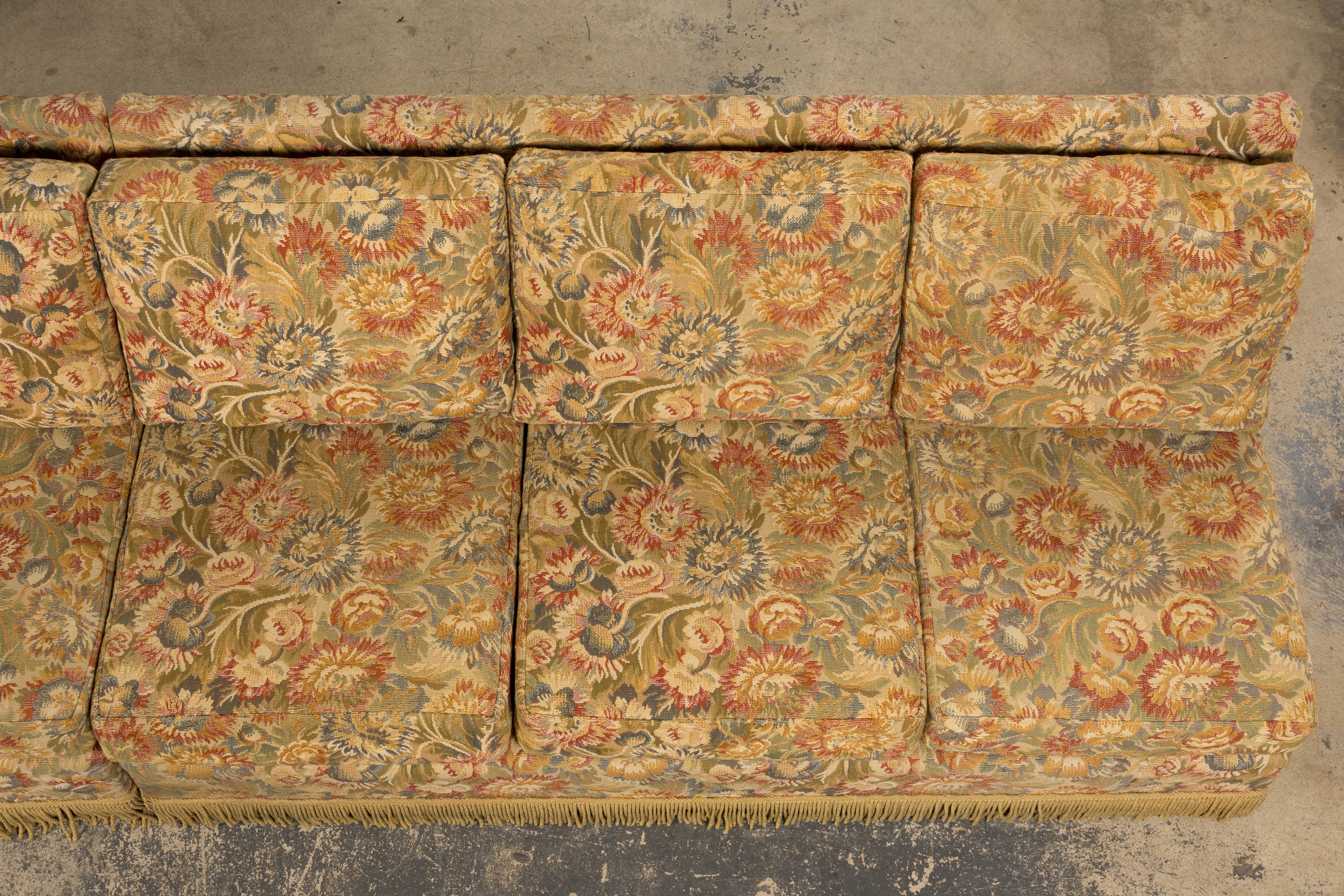 Divani vintage in stile rustico francese con arazzo floreale - Una coppia in vendita 2