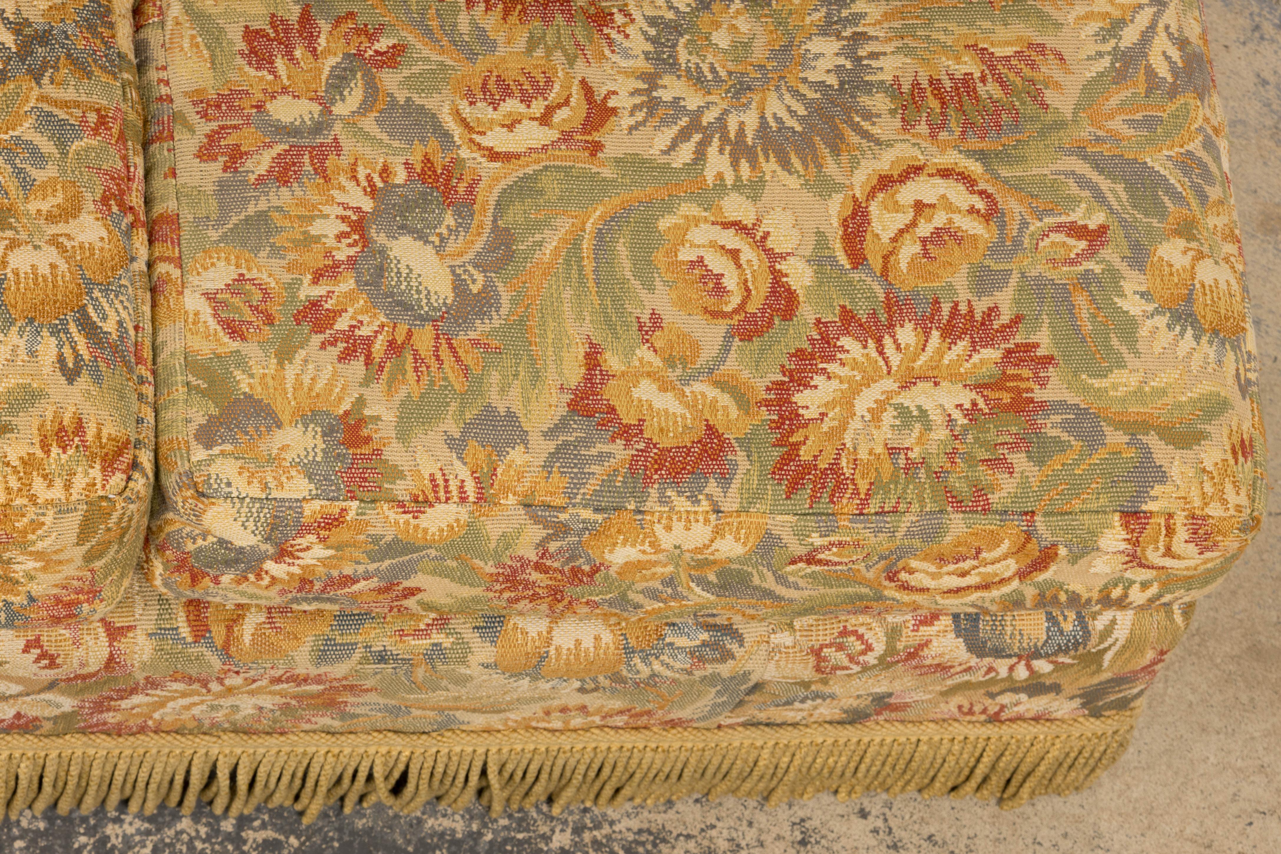 Divani vintage in stile rustico francese con arazzo floreale - Una coppia in vendita 3